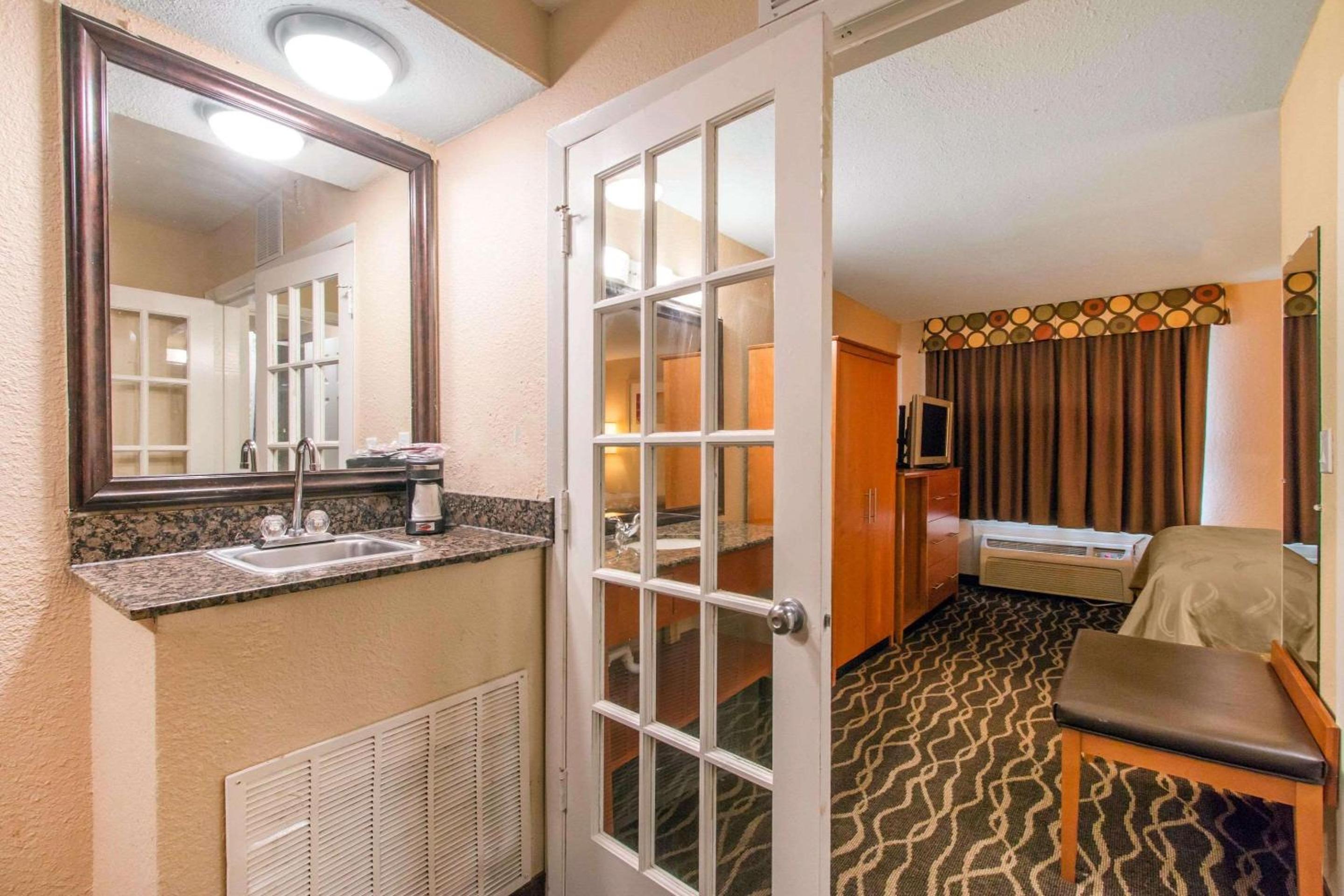 Two-Bedroom Suite with Two King Beds - Photo 4