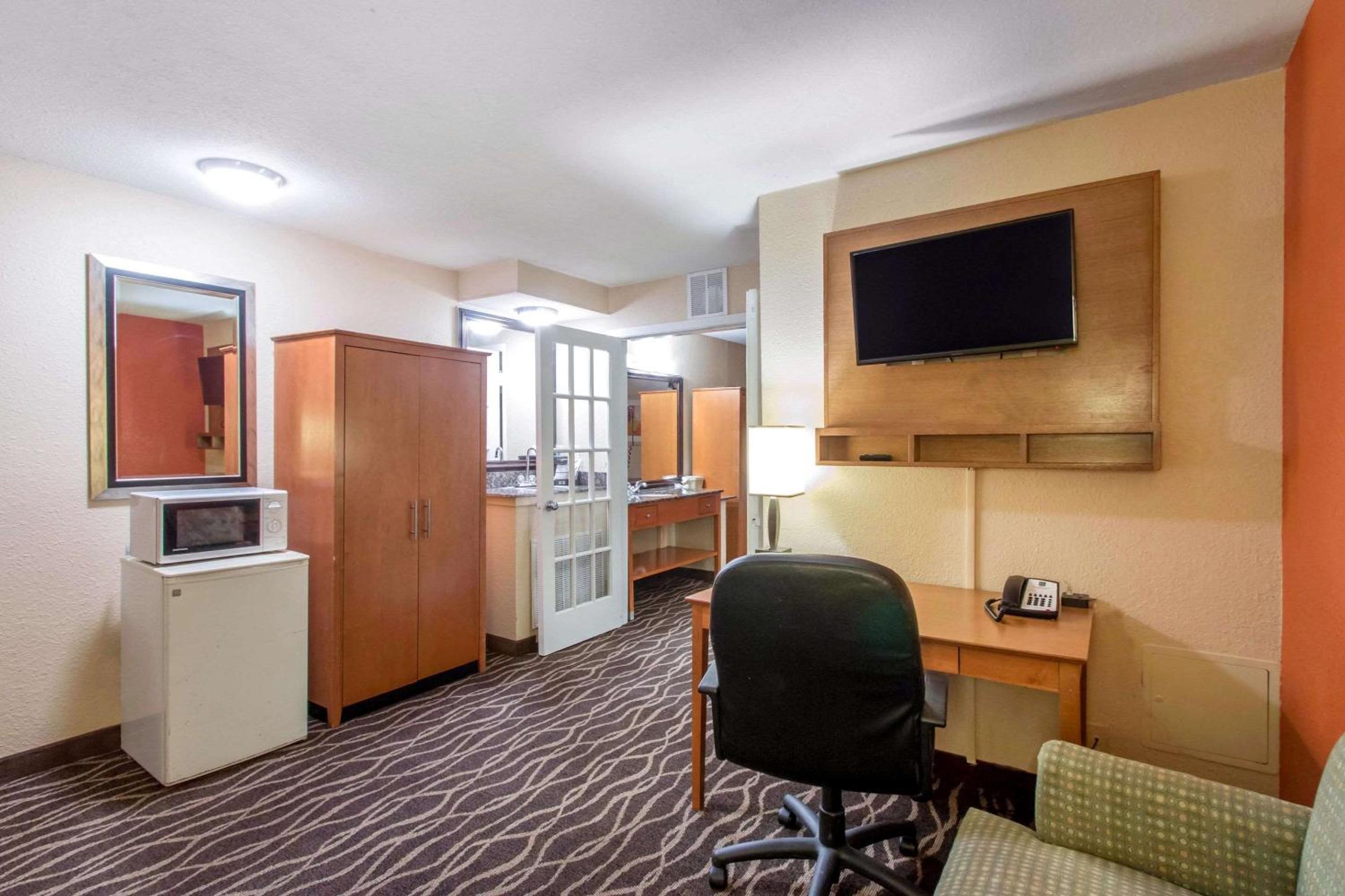 One-Bedroom King Suite - Photo 7