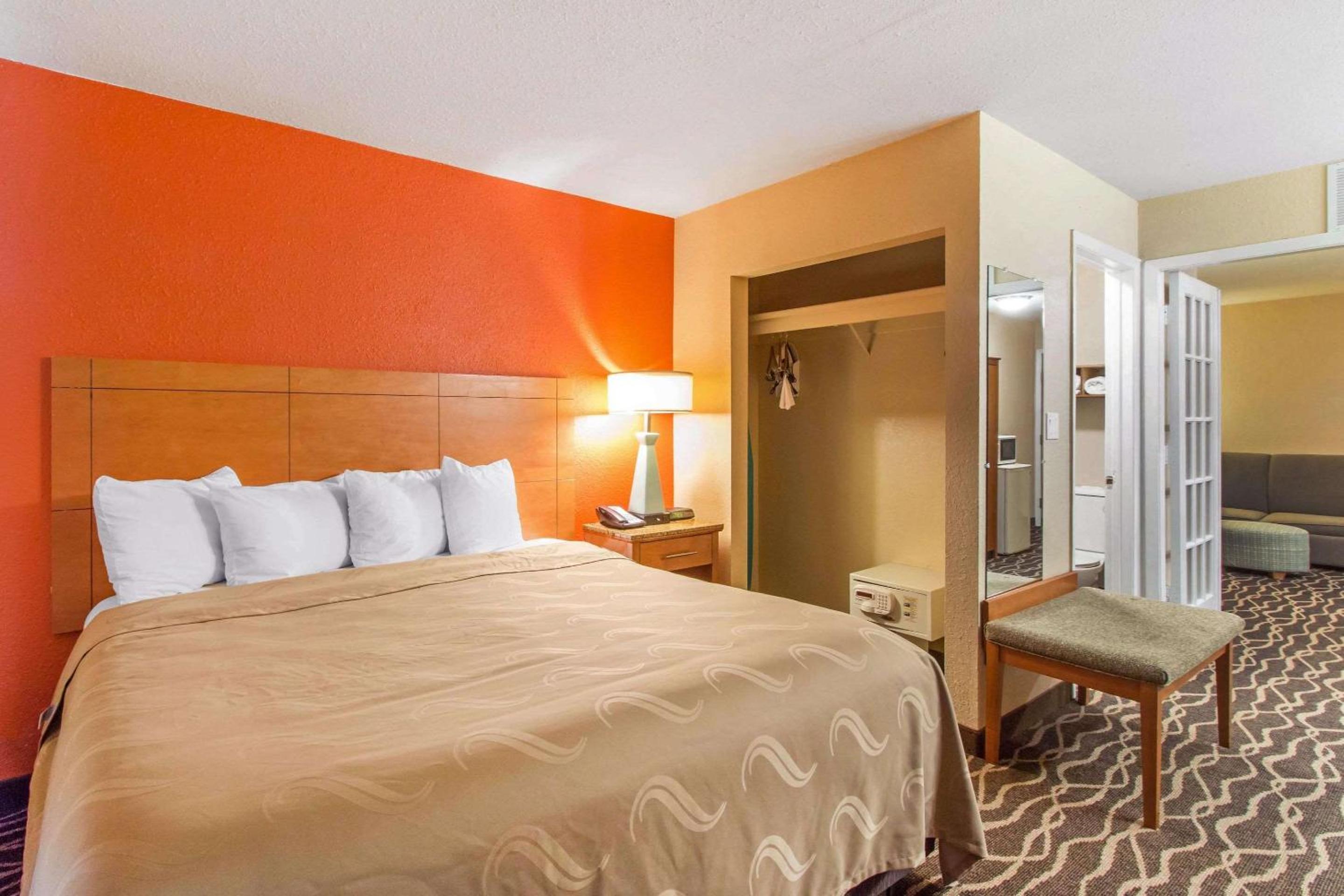 One-Bedroom King Suite - Photo 8