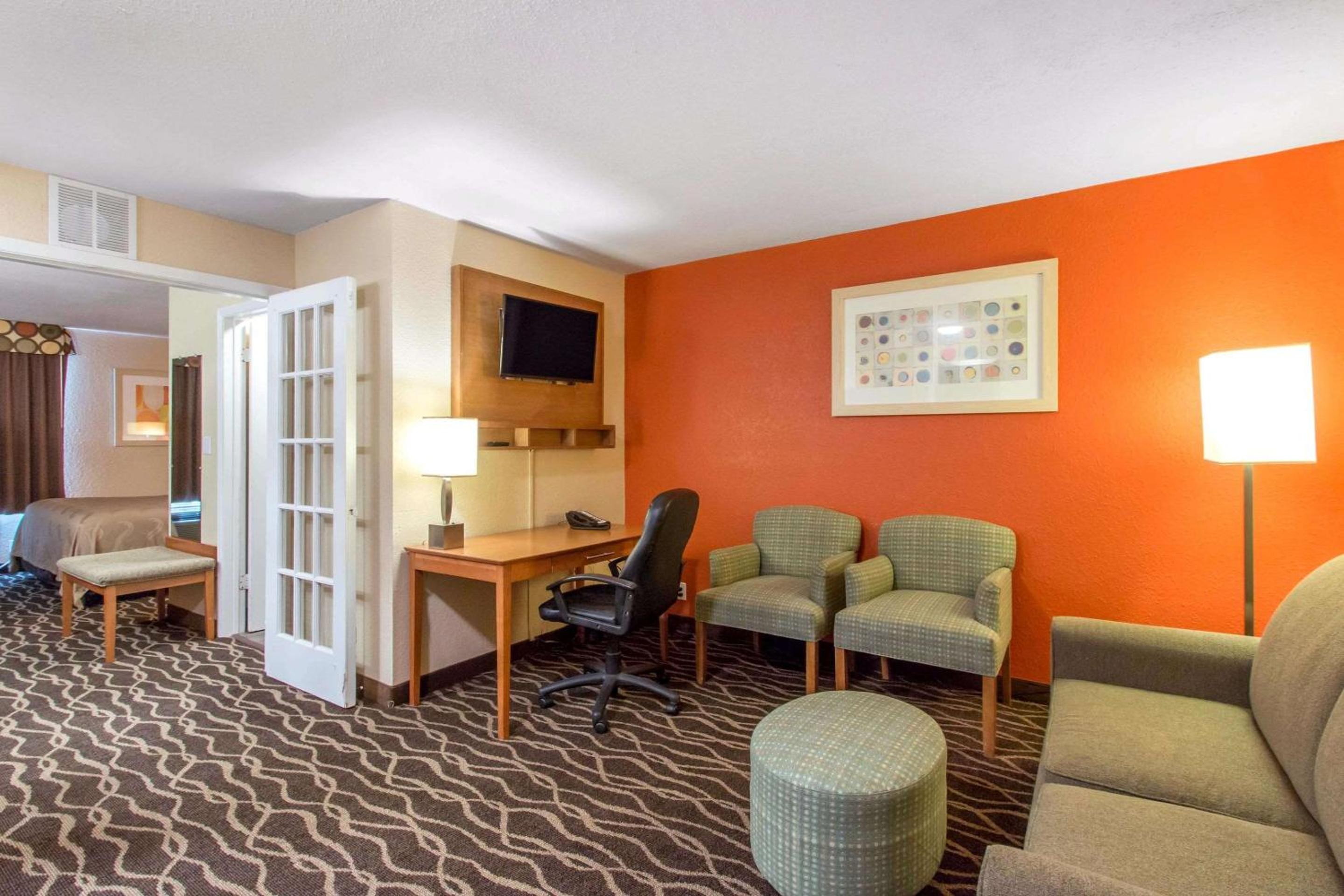 One-Bedroom King Suite - Photo 9