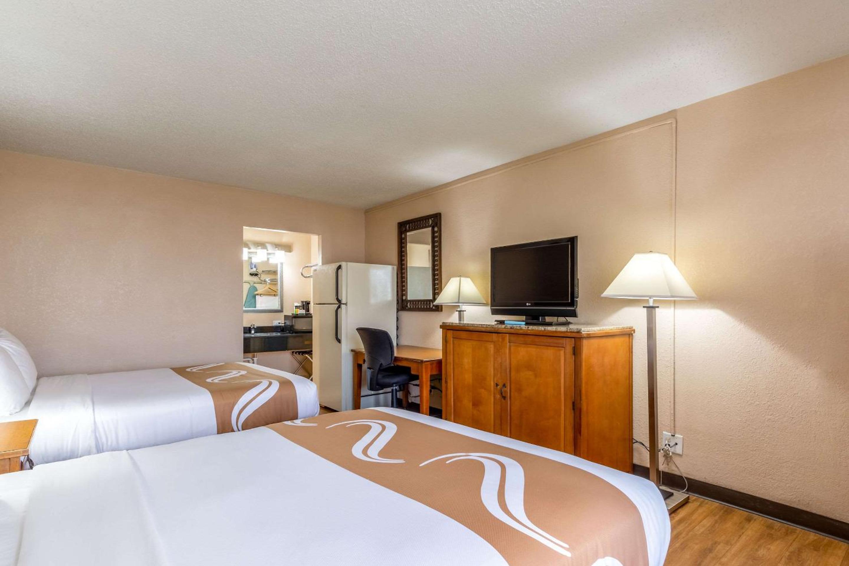 Premium Queen Room with Two Queen Beds - Photo 4