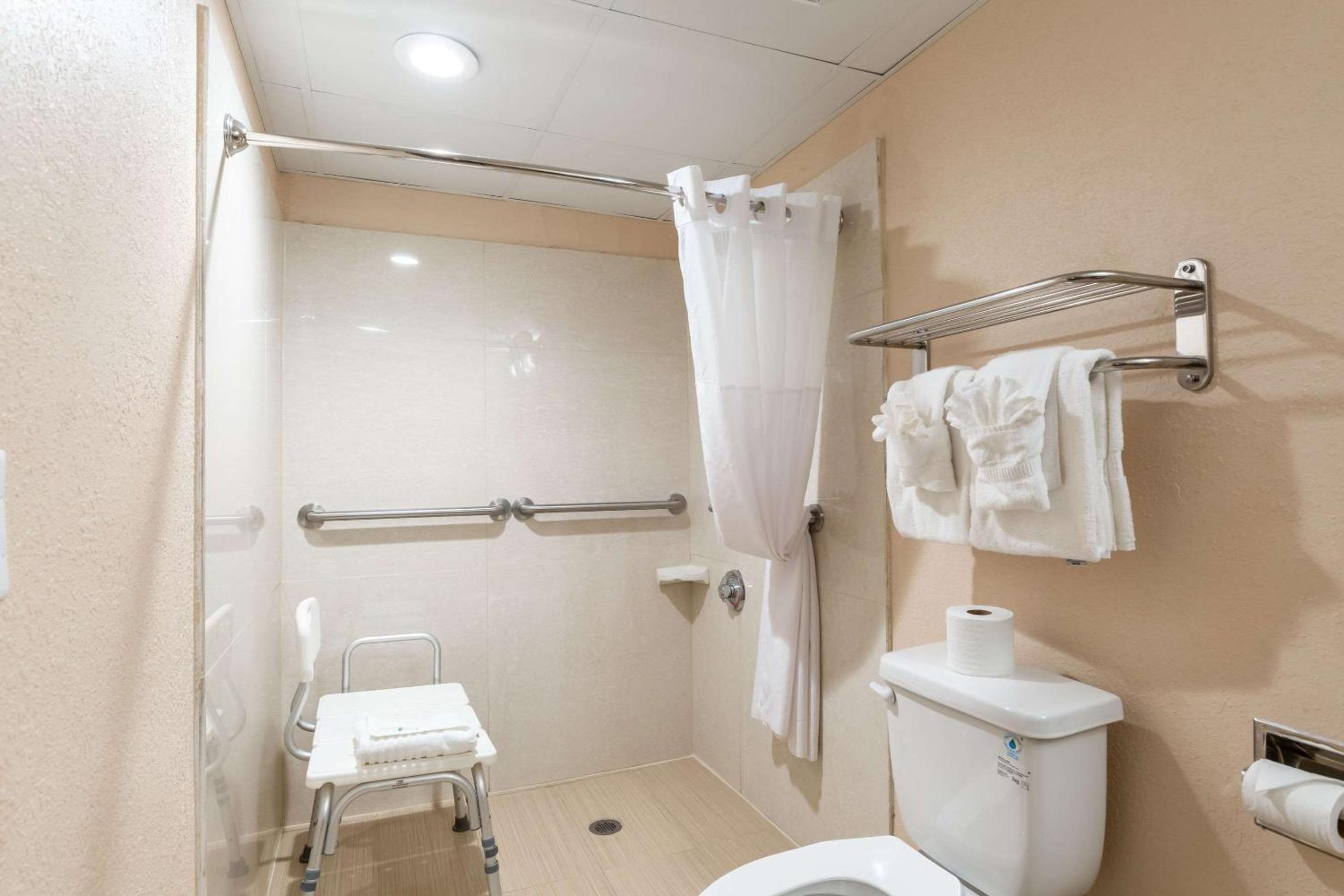 Standard King Room - Mobility Accessible/Non-Smoking photo 2