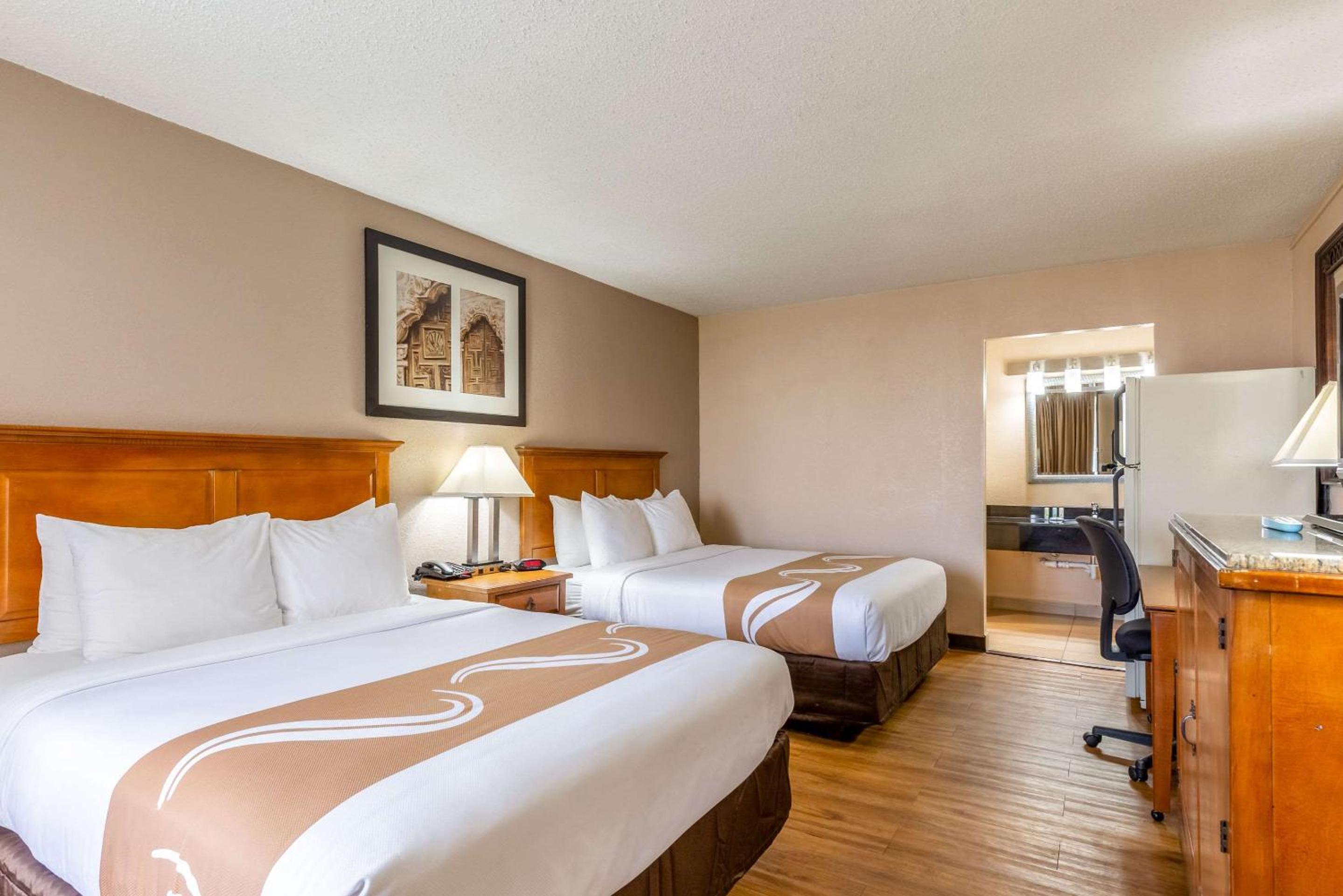 Premium Queen Room with Two Queen Beds - Photo 3