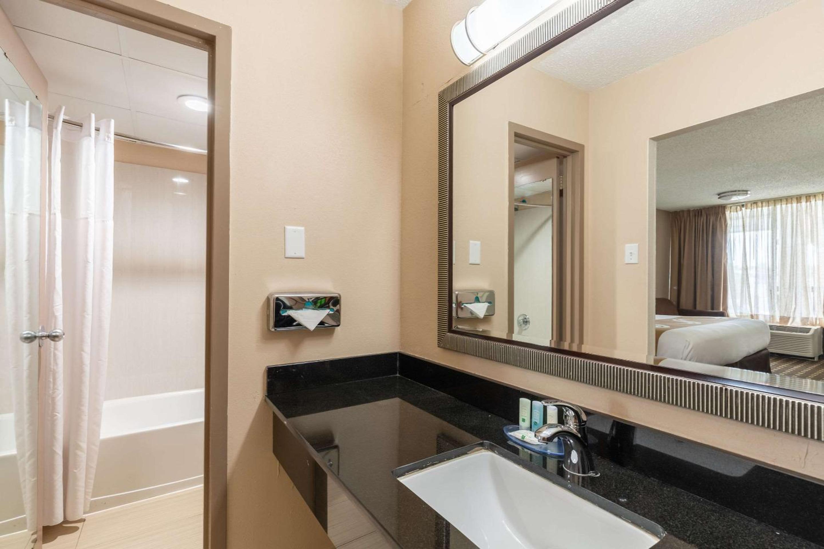 Premium Queen Room with Two Queen Beds - Photo 2