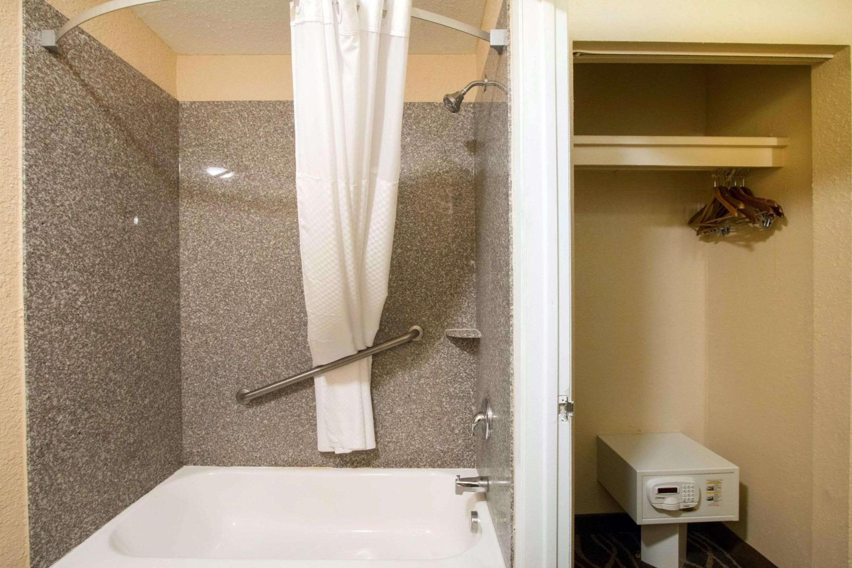 Double Room with Two Double Beds - Photo 7