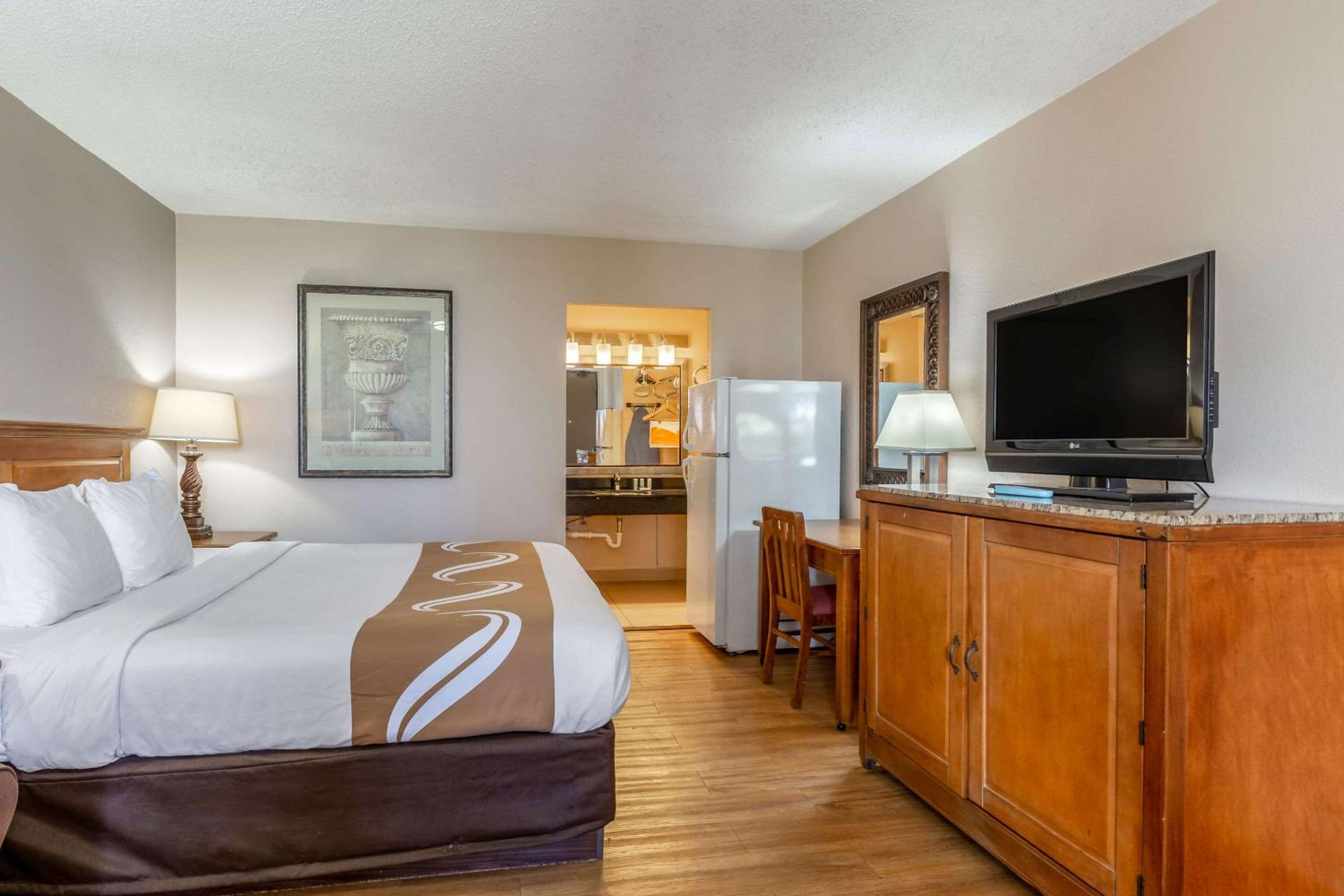 Premium King Room - Non-Smoking - Photo 2