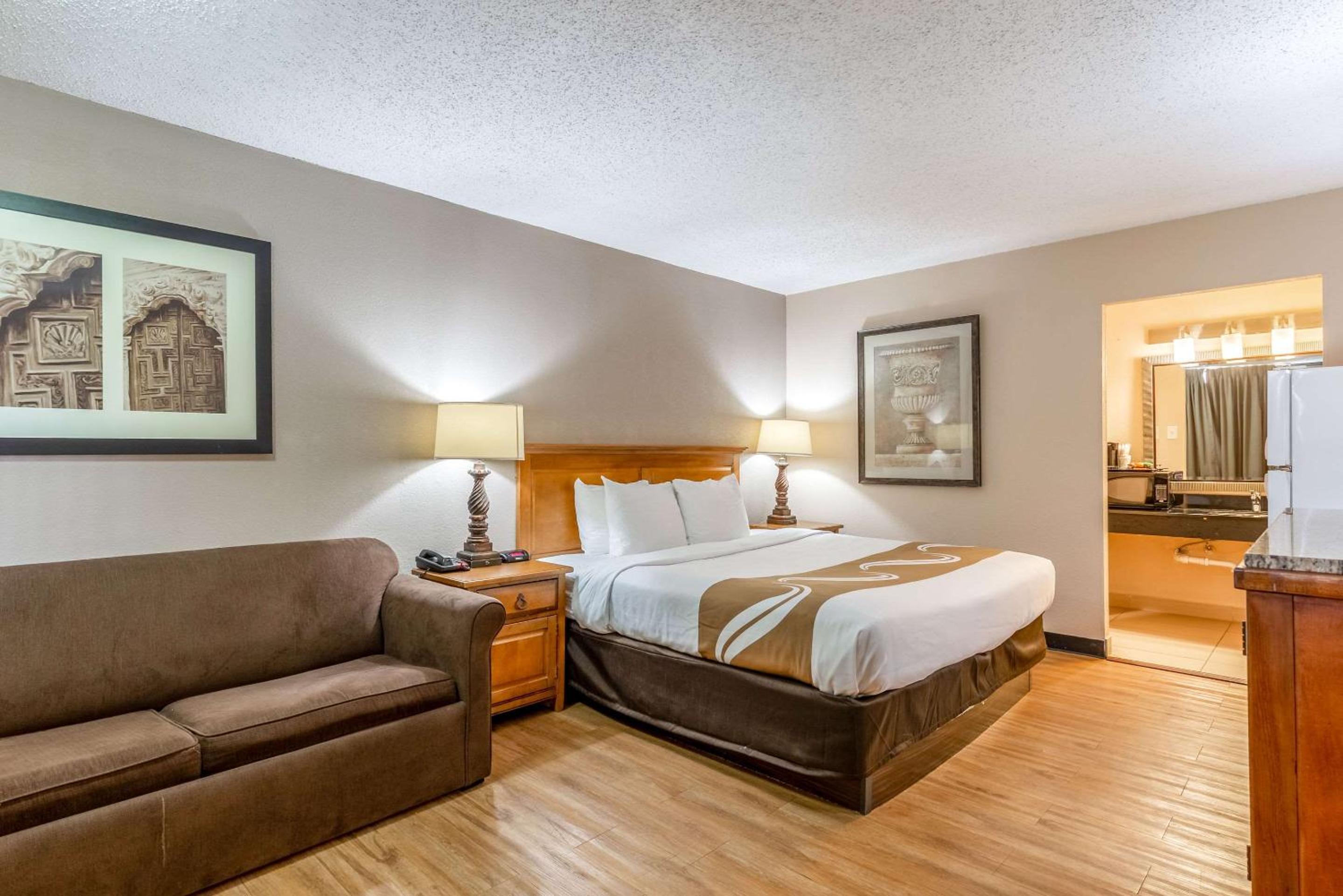 Standard King Room - Non-Smoking  - Photo 1