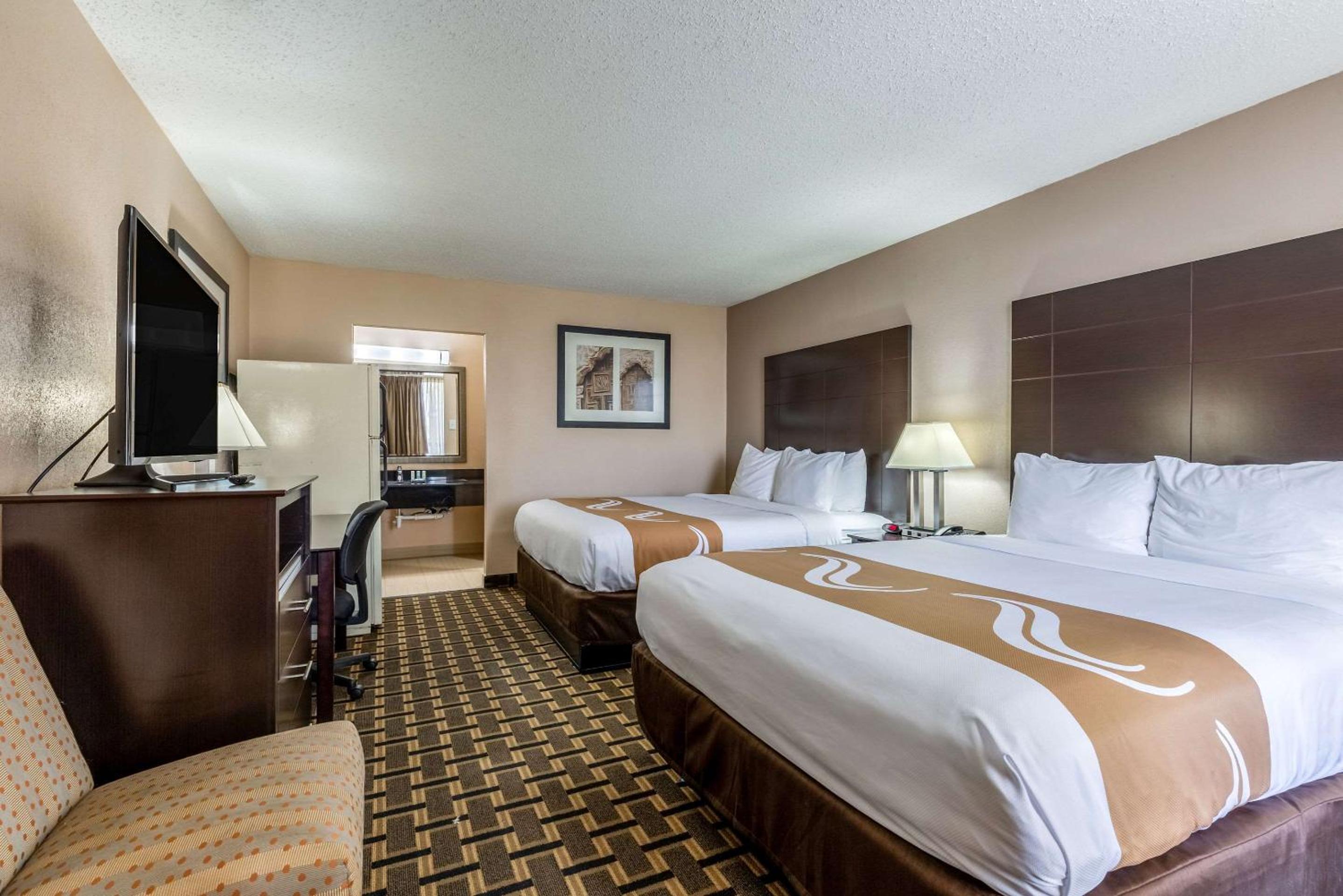 Standard Queen Room with Two Queen Beds - Non-Smoking - Photo 14