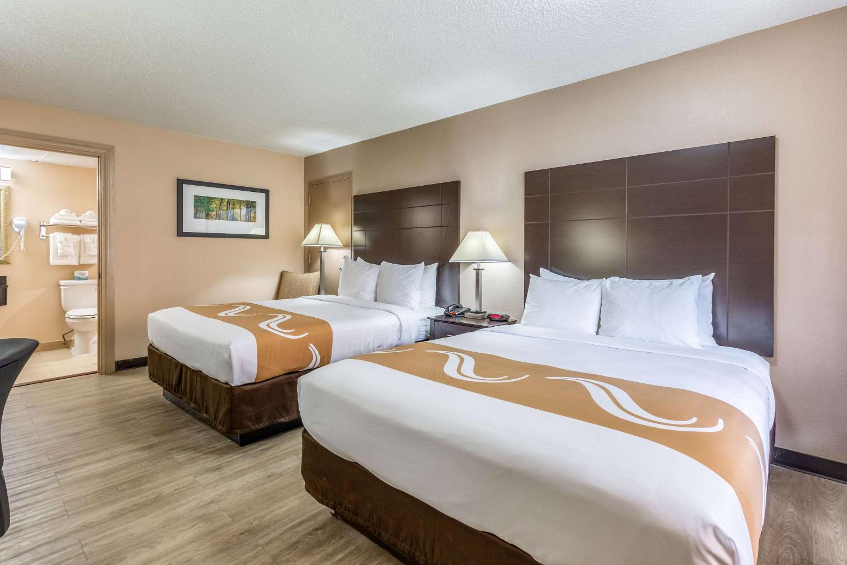 Standard Queen Room with Two Queen Beds - Non-Smoking - Photo 2