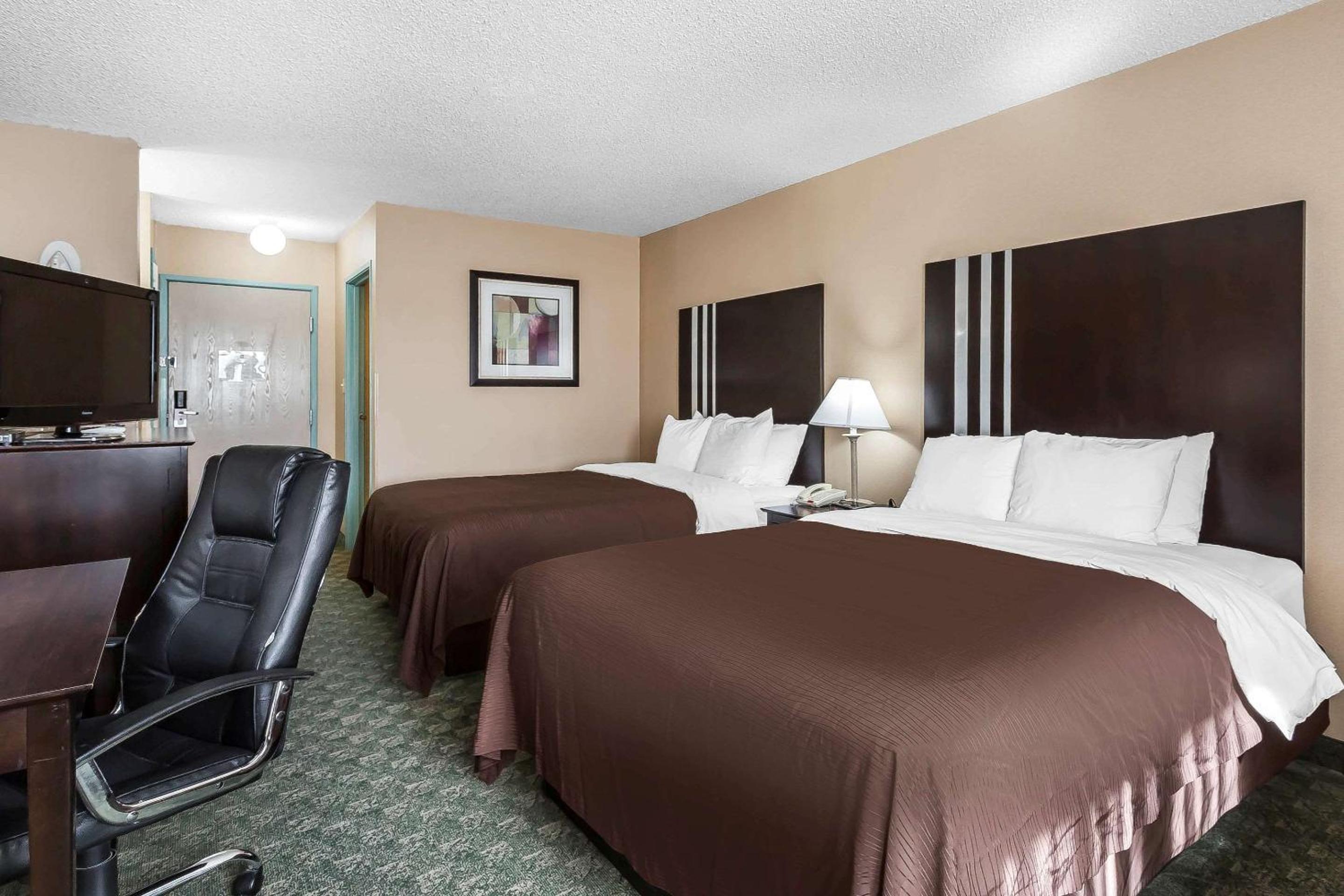 Queen Room with Two Queen Beds - Non-Smoking photo 1