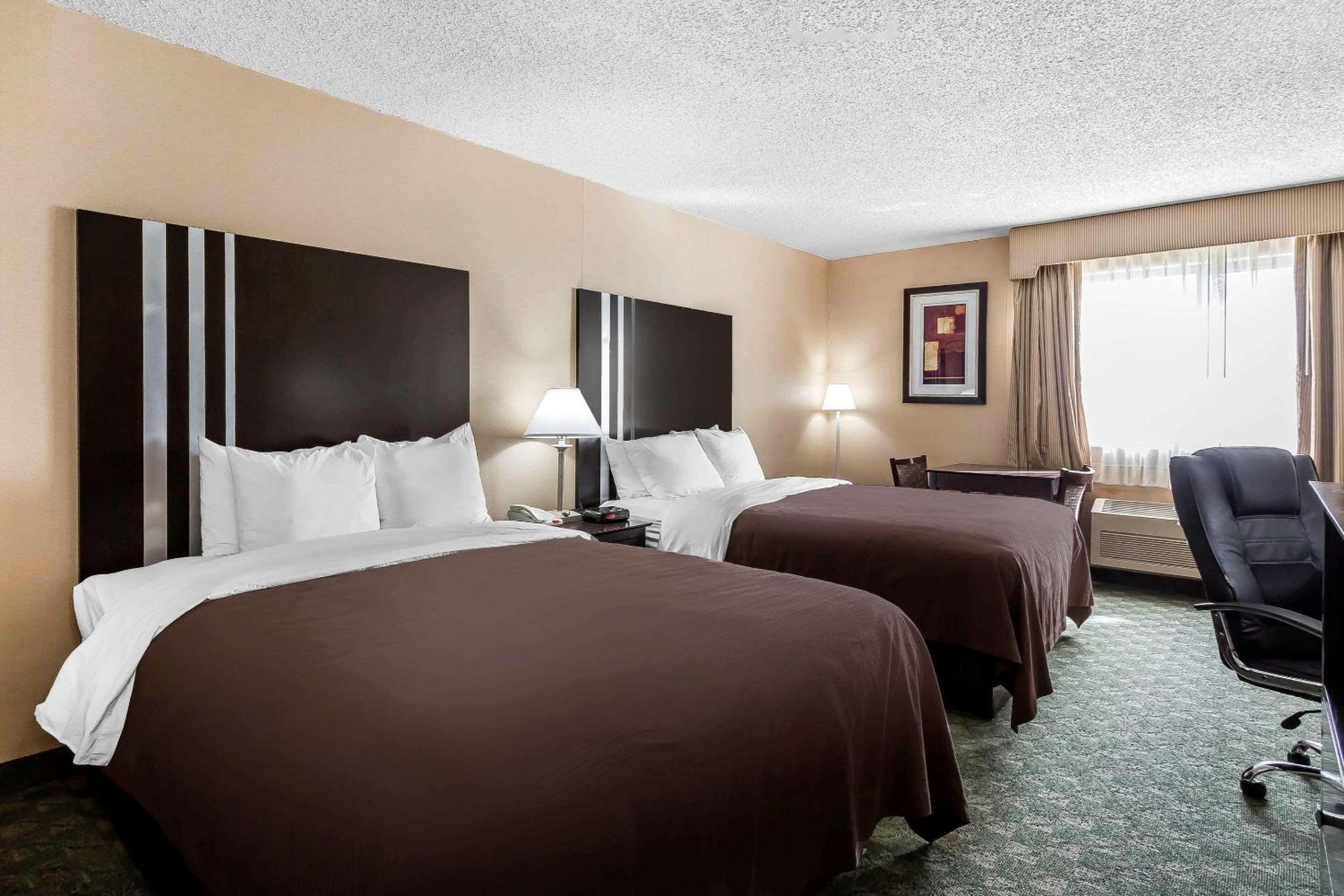 Queen Room with Two Queen Beds - Non-Smoking photo 3