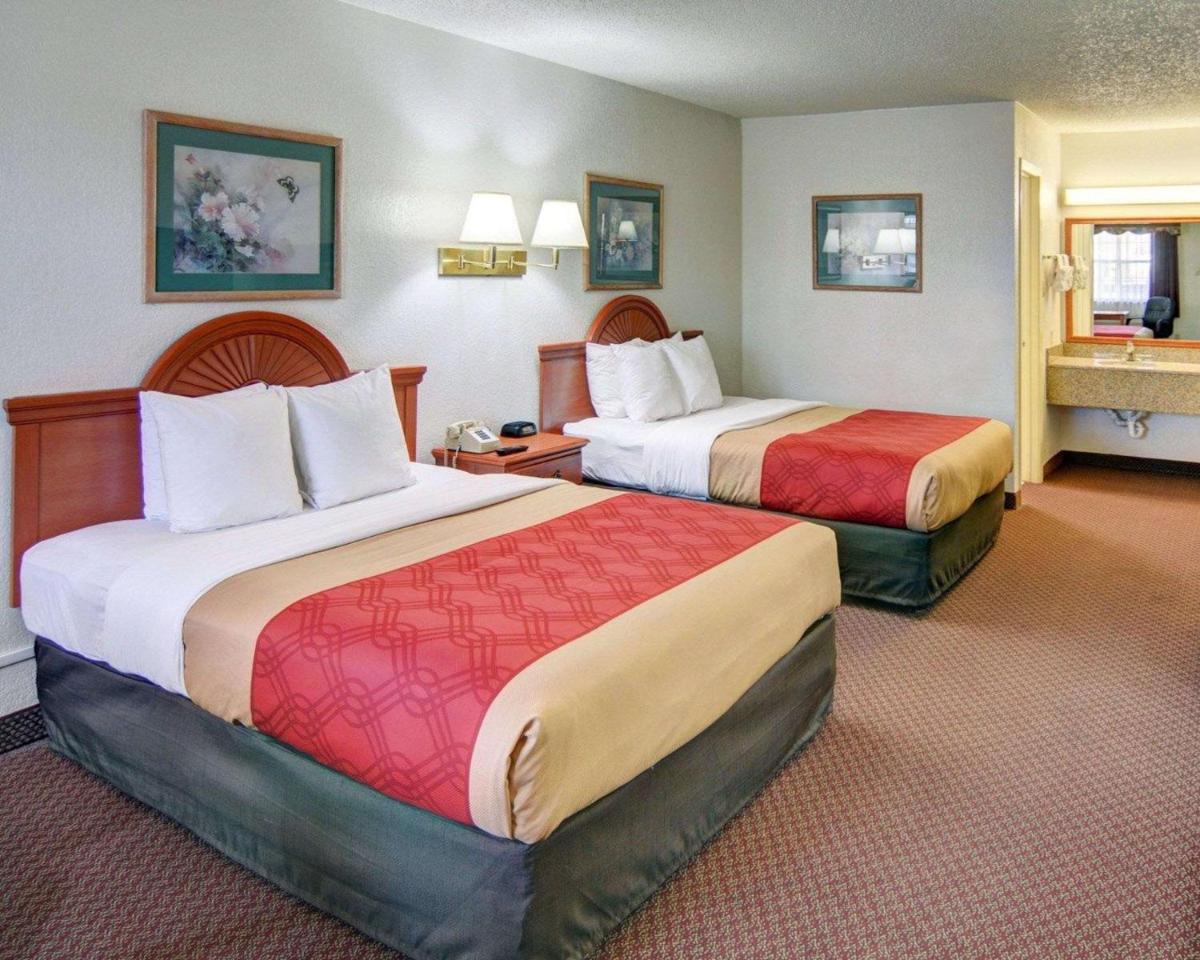 Queen Room with Two Queen Beds - Non-Smoking - Photo 1