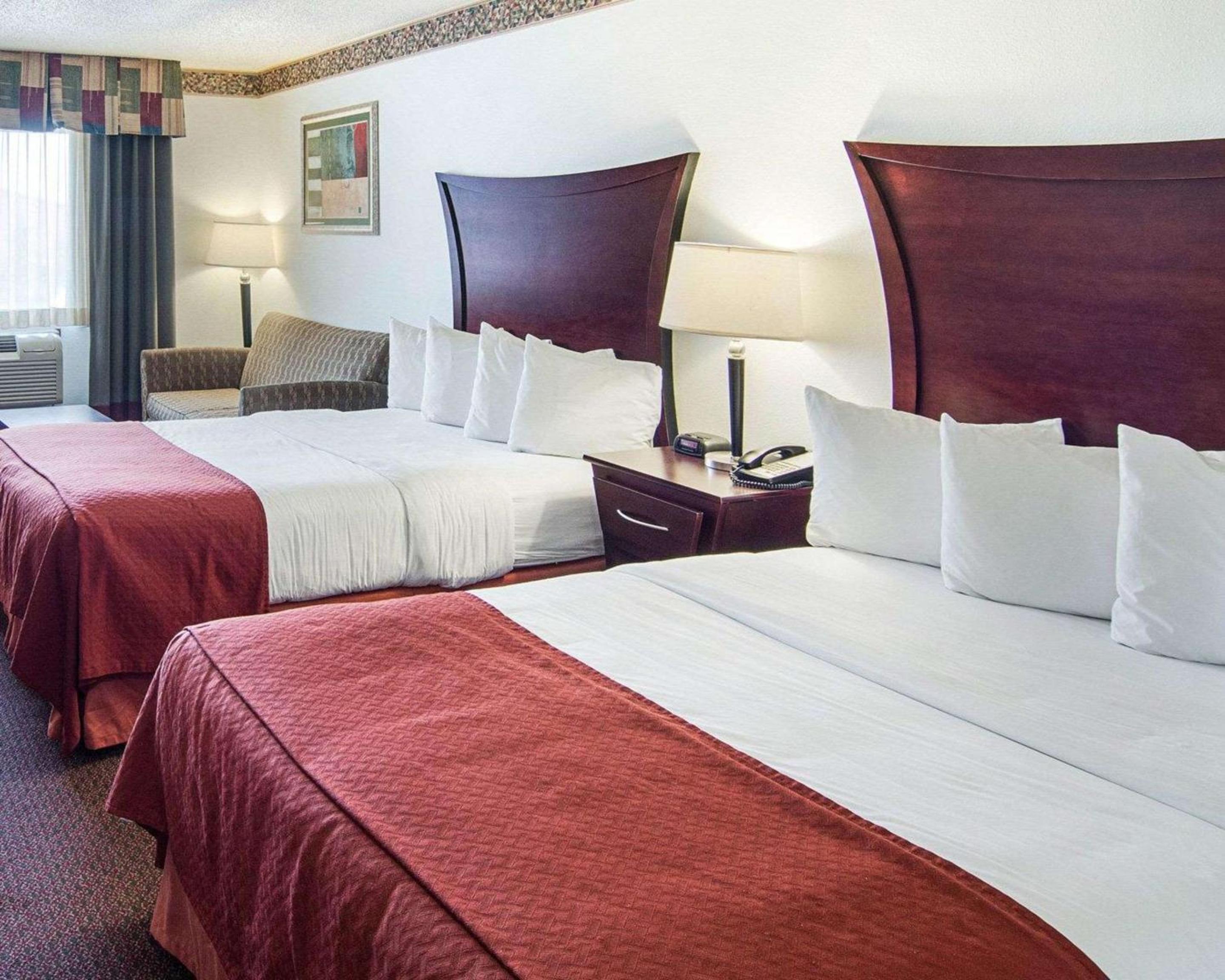 Queen Room With Two Queen Beds - Non-Smoking photo 1