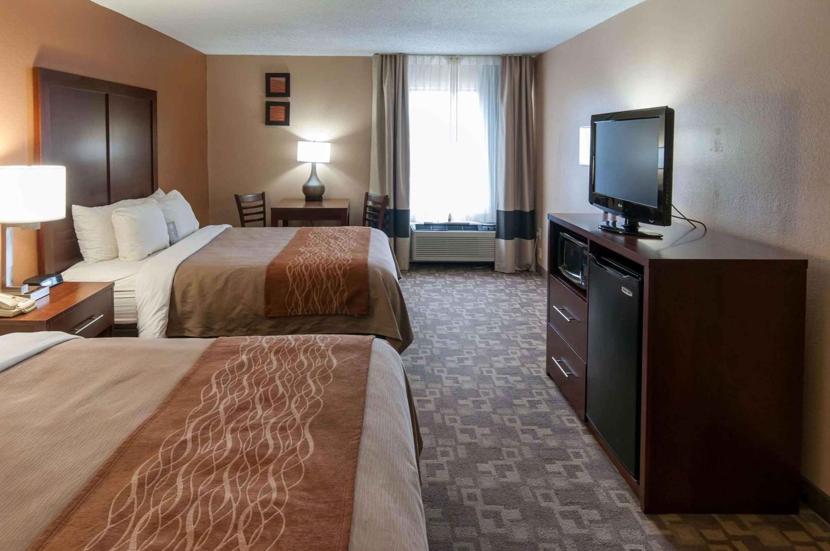 Queen Room with Two Queen Beds - Non-Smoking - Photo 2