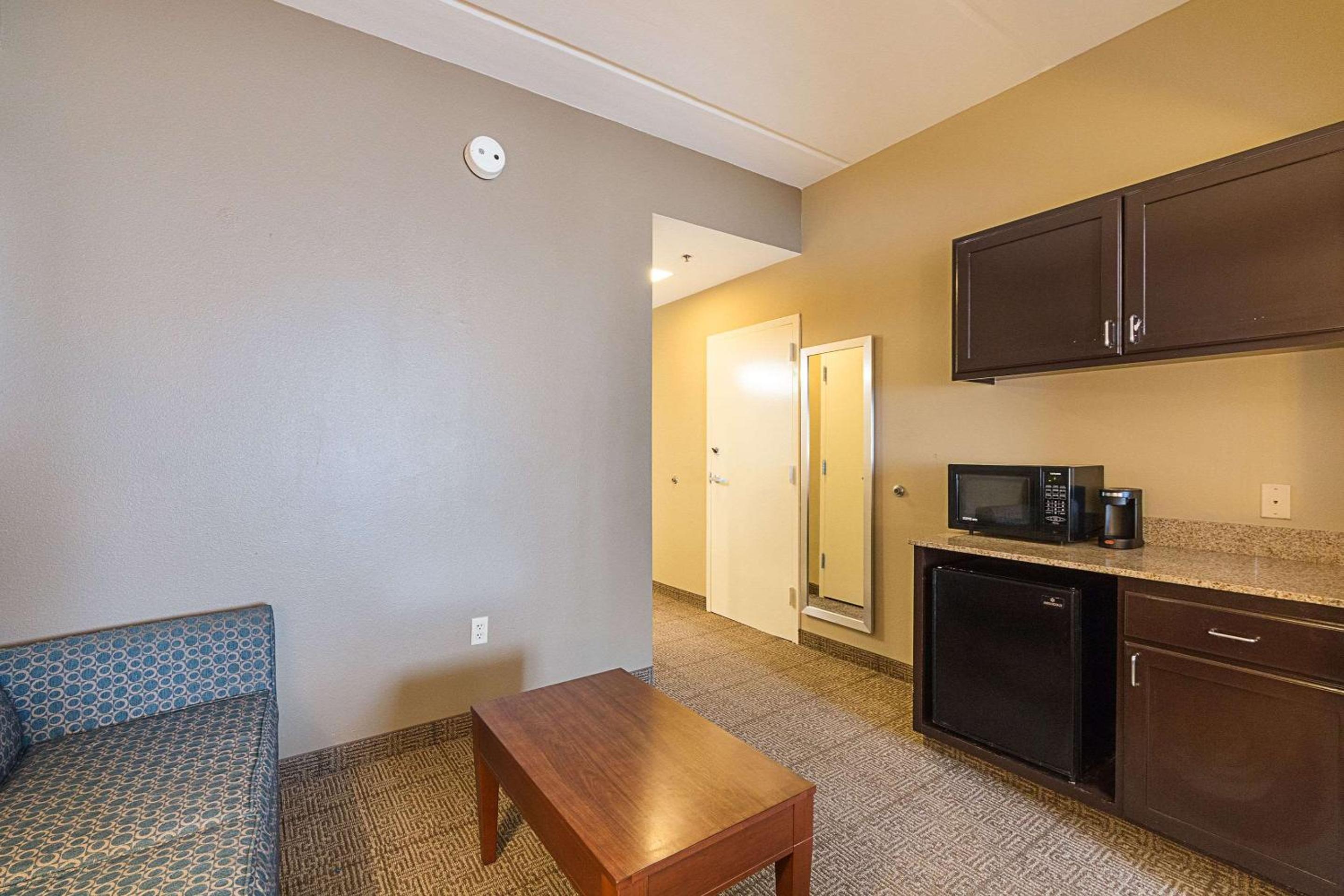 Queen Suite with Two Queen Beds - Non-Smoking - Photo 1