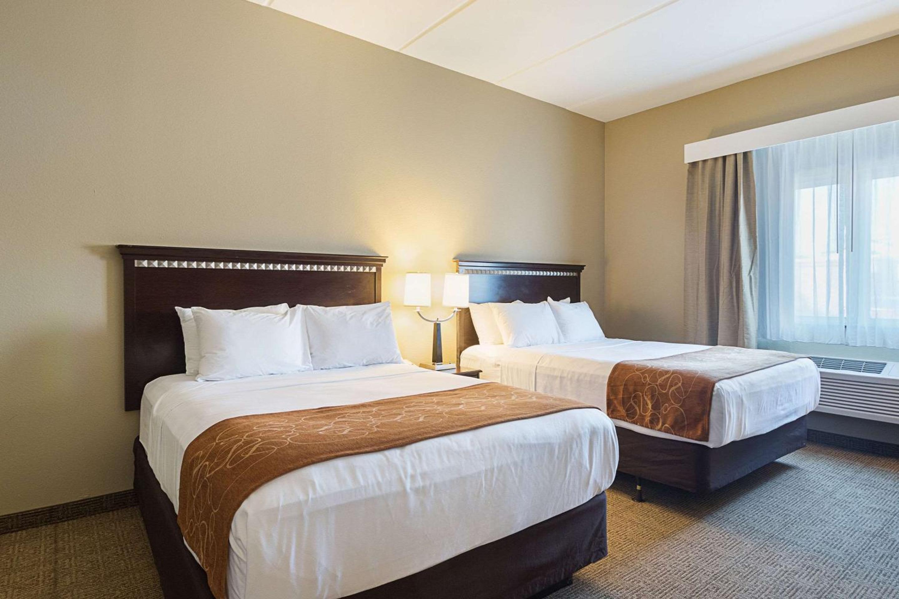 Queen Suite with Two Queen Beds - Non-Smoking - Photo 3
