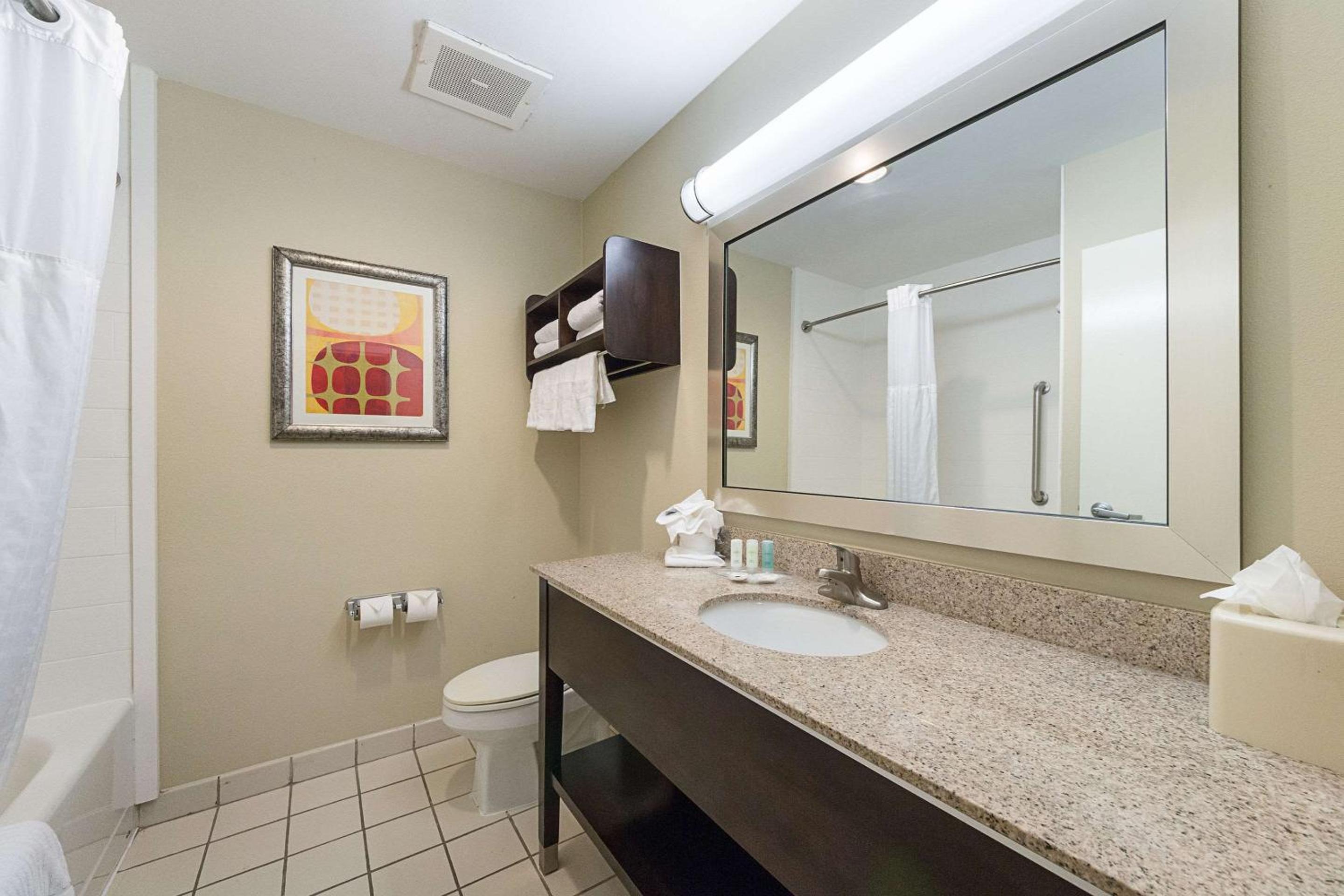 Queen Suite with Two Queen Beds - Non-Smoking - Photo 9