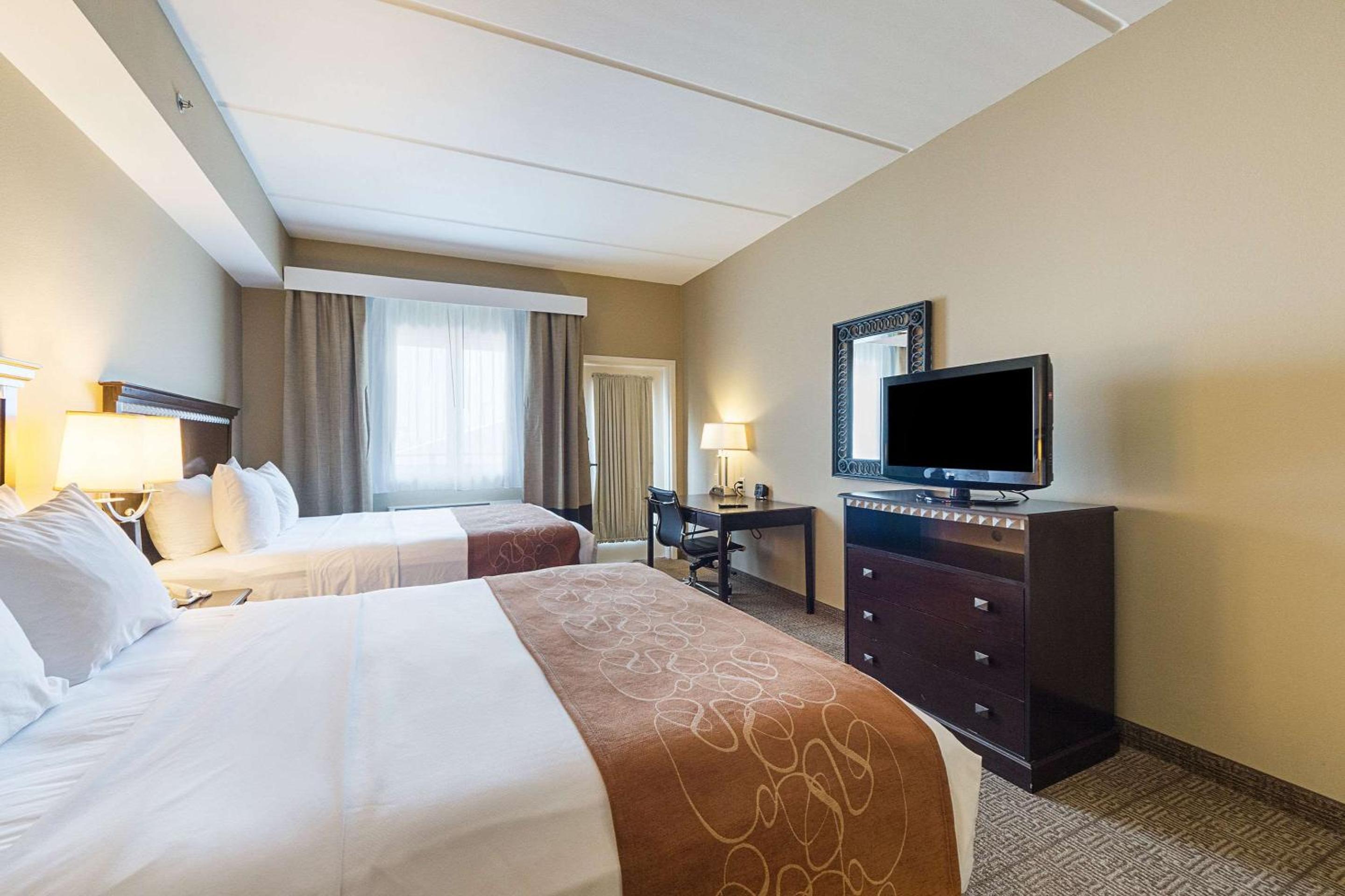 Queen Suite with Two Queen Beds - Non-Smoking - Photo 2