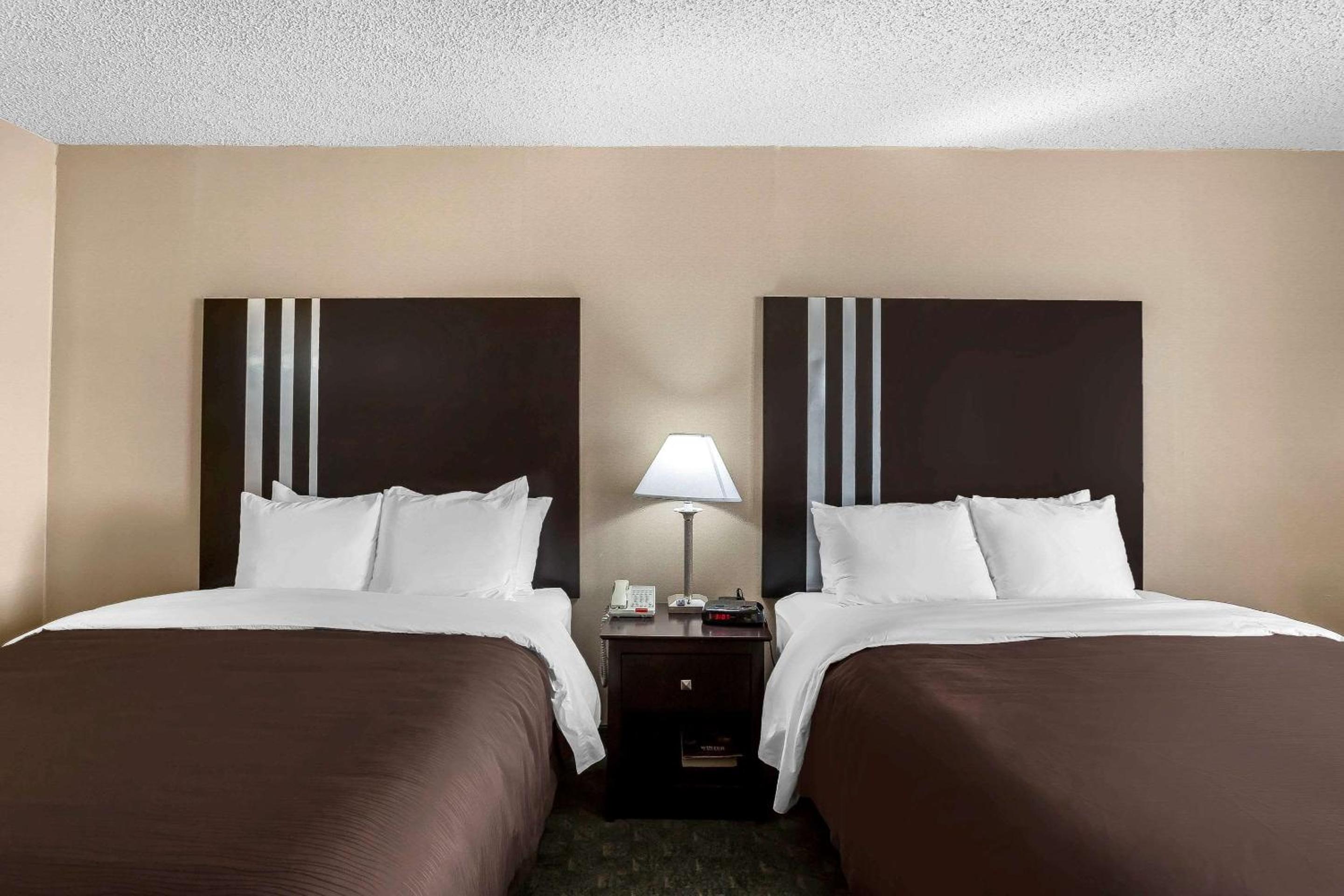 Queen Room with Two Queen Beds - Non-Smoking photo 2
