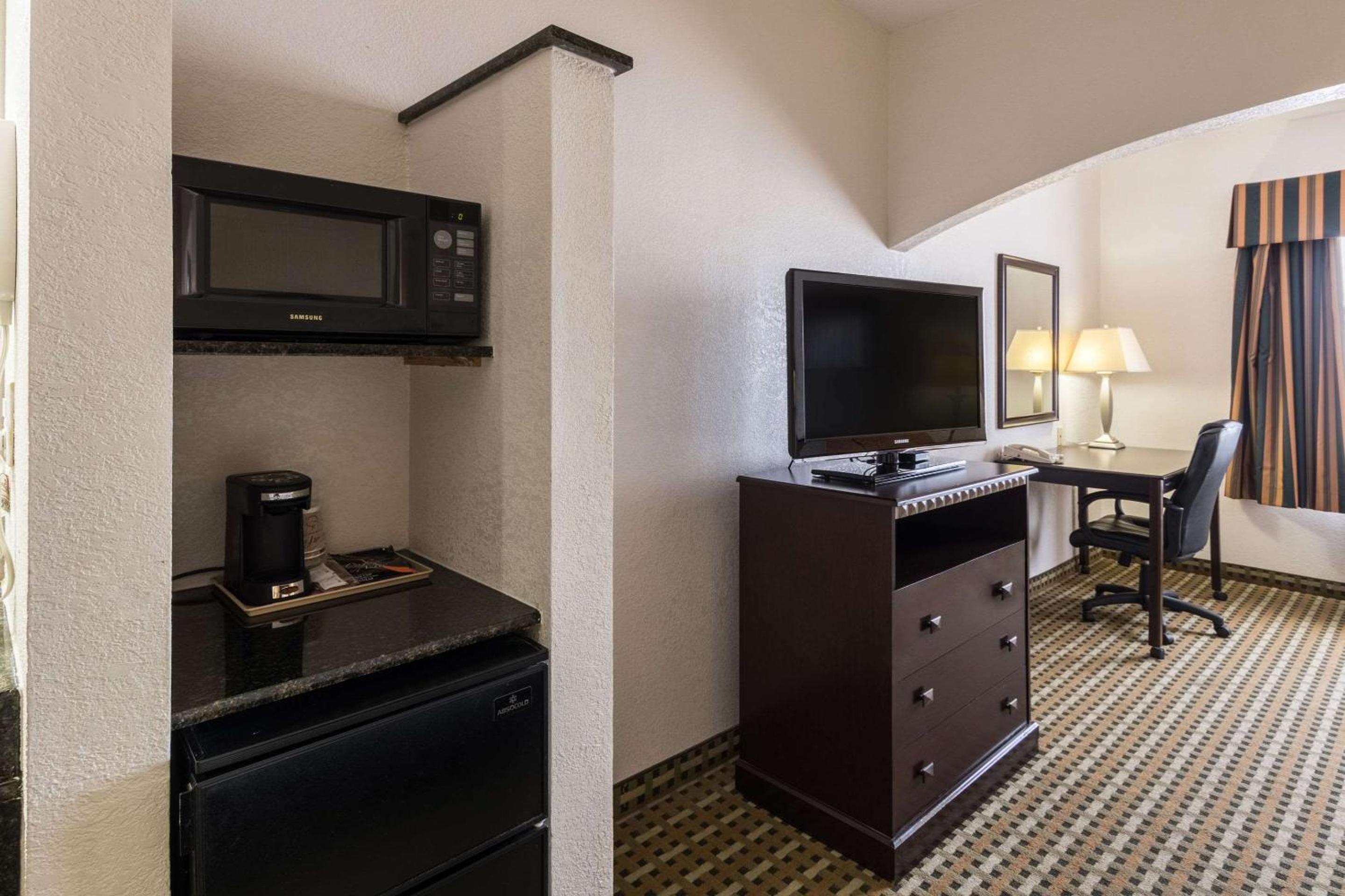 King Suite - Non-Smoking - Photo 2