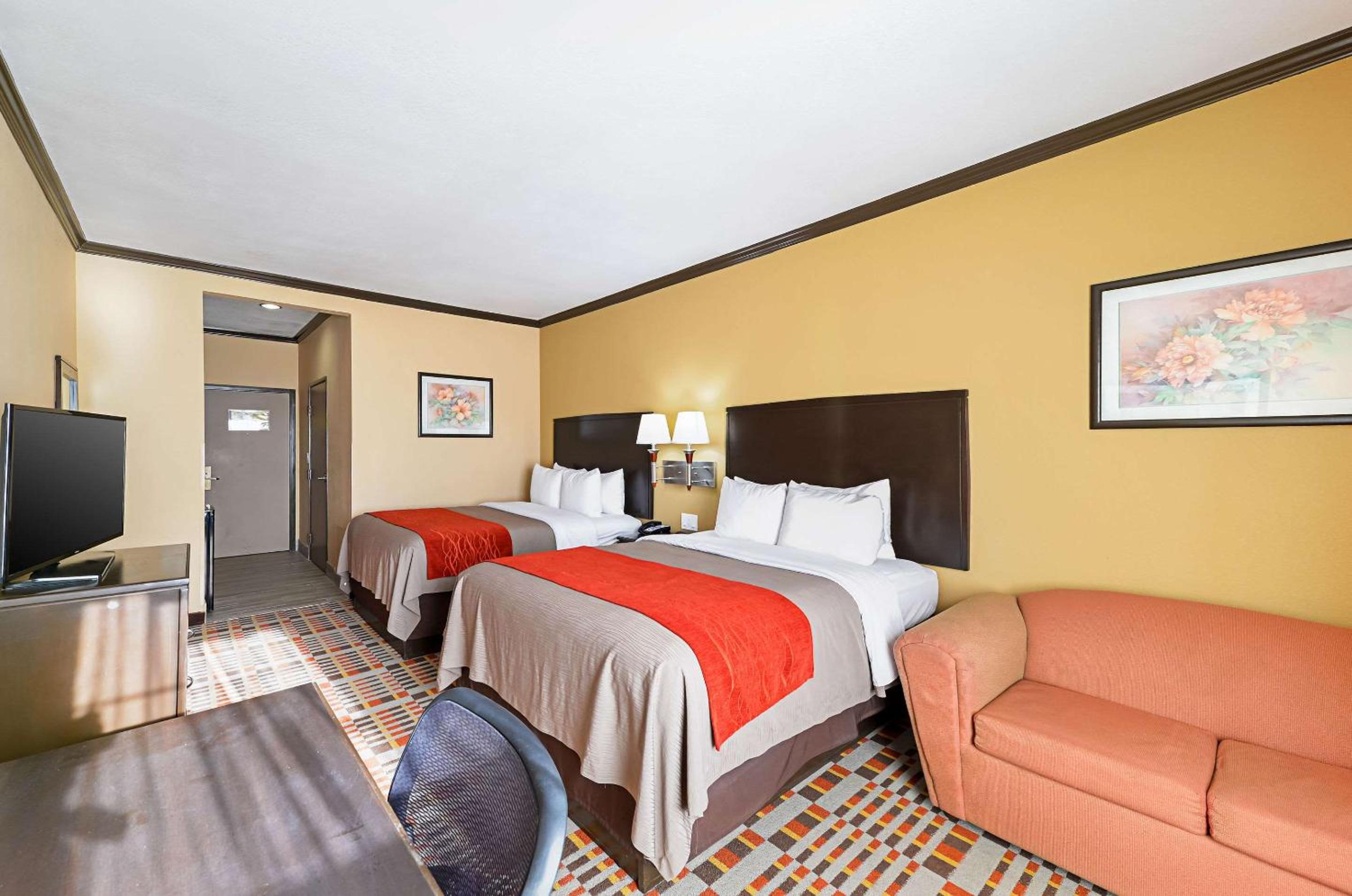 Standard Queen Room with Two Queen Beds - Photo 2