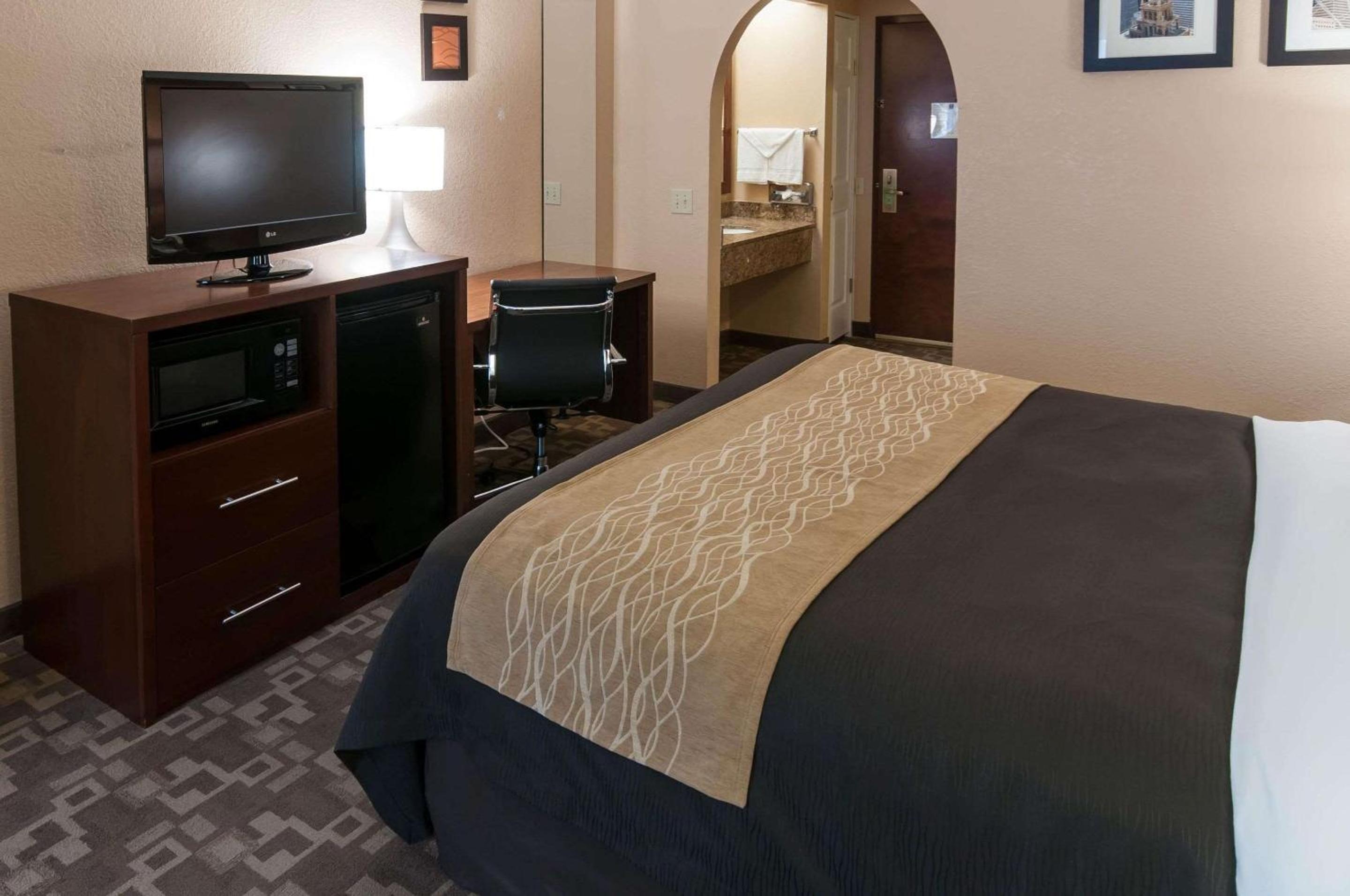 King Room - Non-Smoking - Photo 4