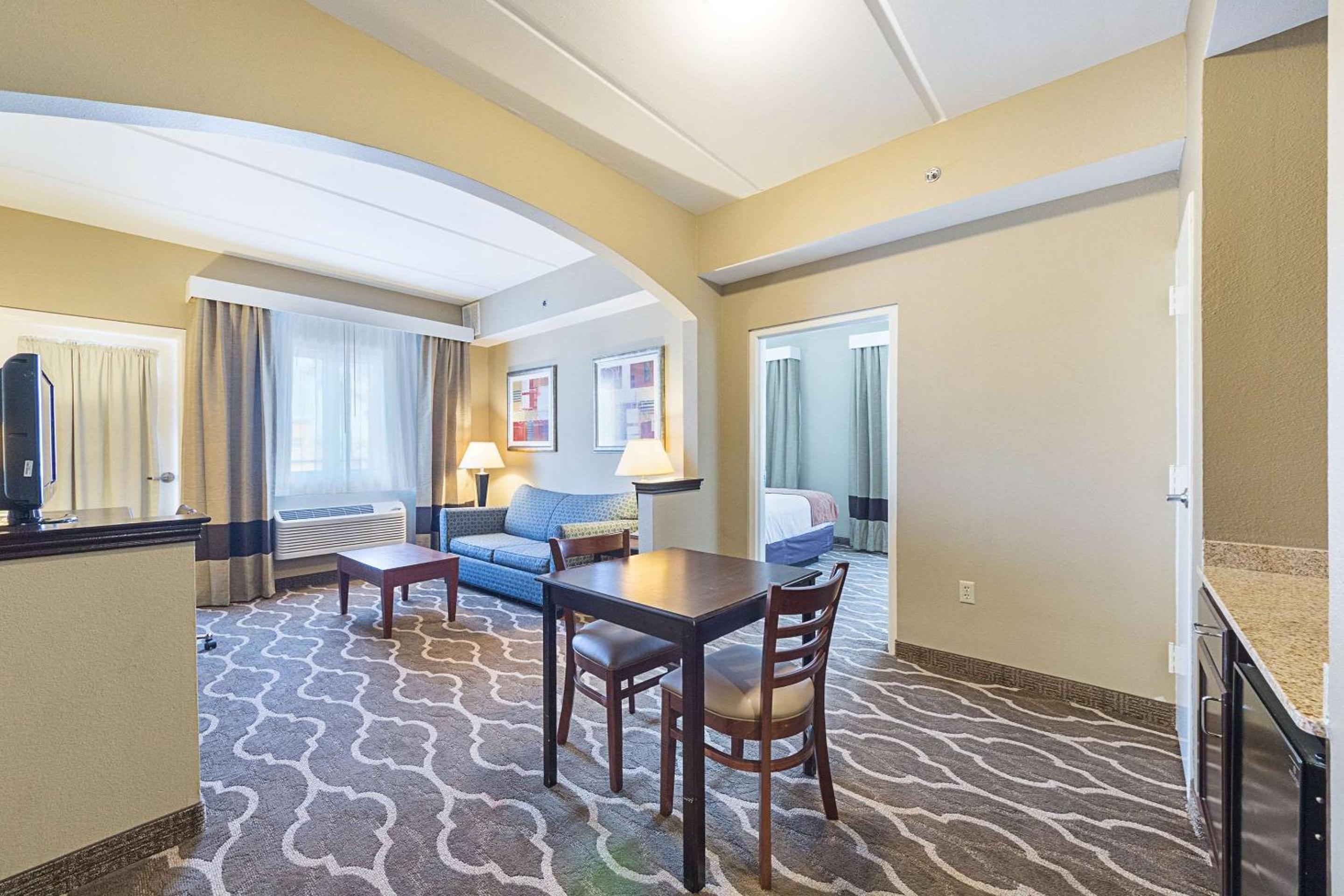 Business King Suite - Non-Smoking - Photo 1