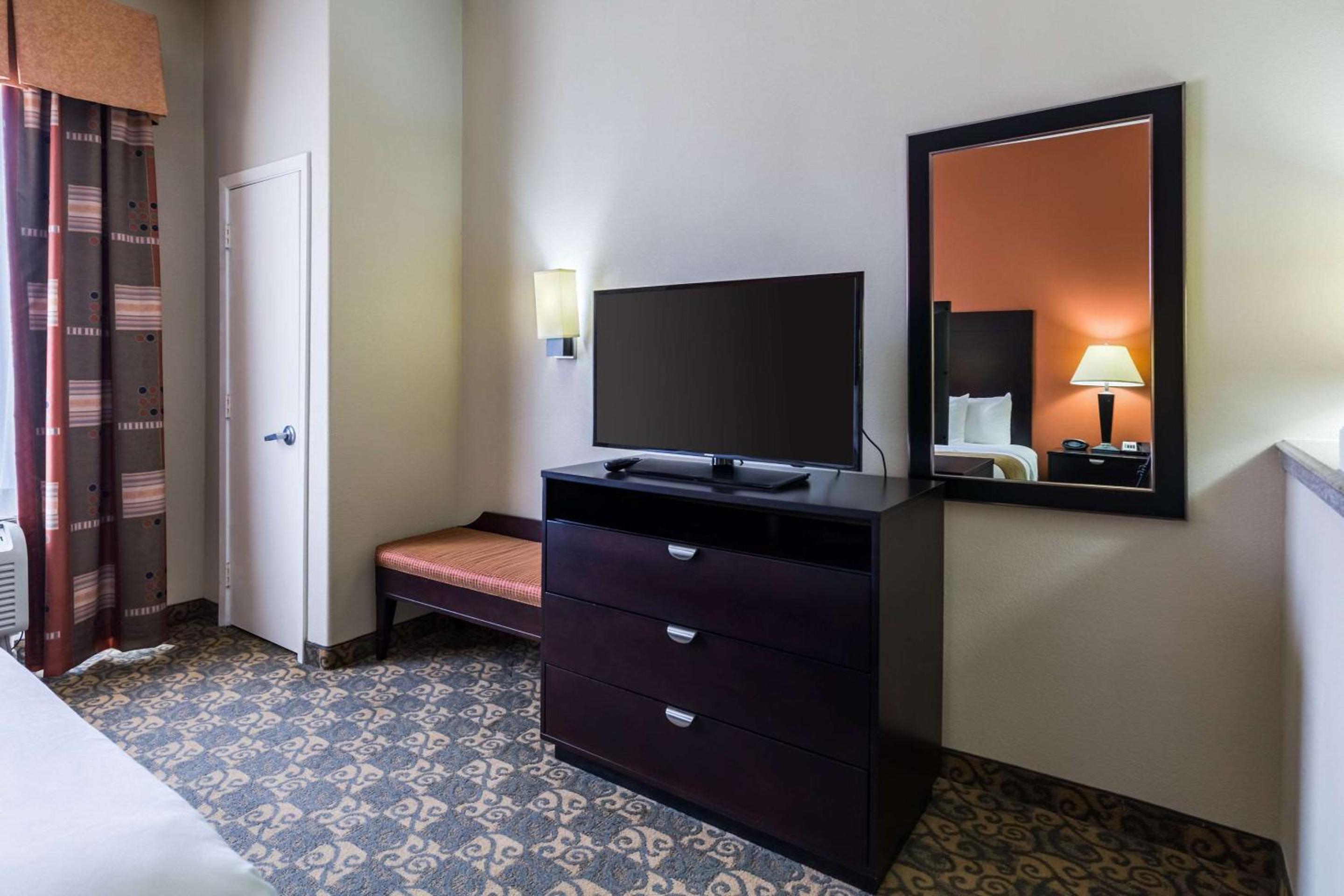 King Suite - Non-Smoking - Photo 5