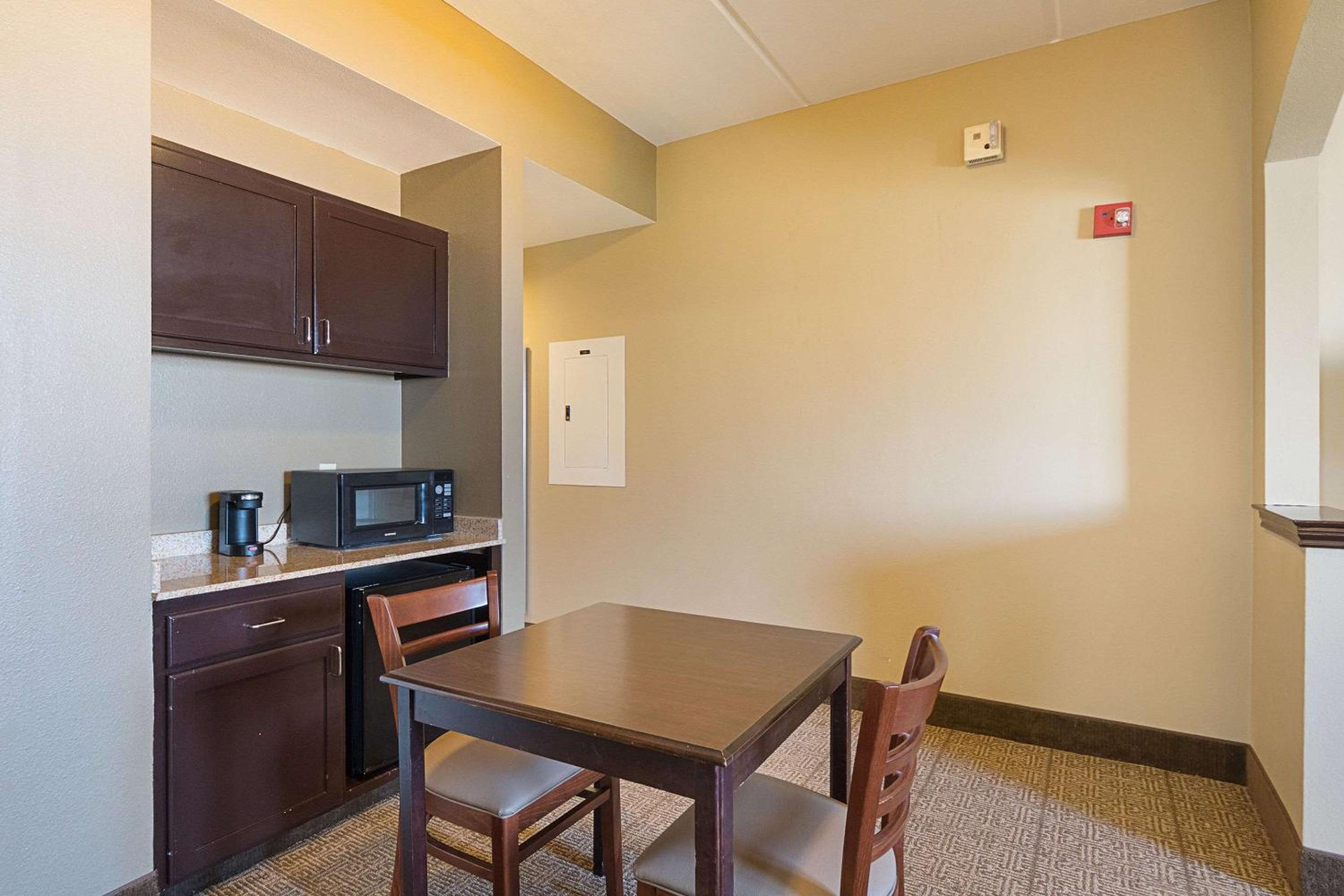 Business King Suite - Non-Smoking - Photo 2