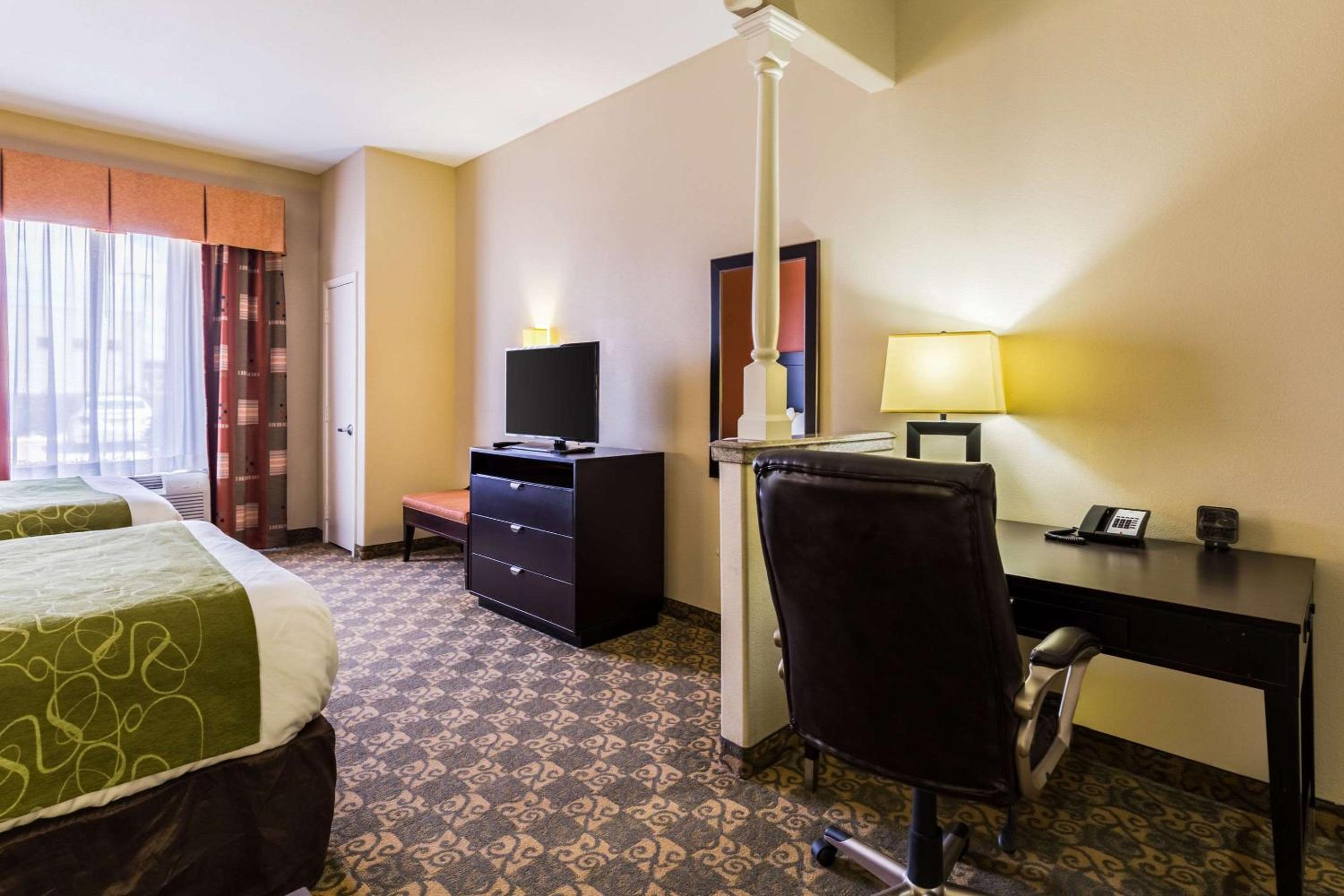 Queen Suite with Two Queen Beds - Non-Smoking - Photo 6