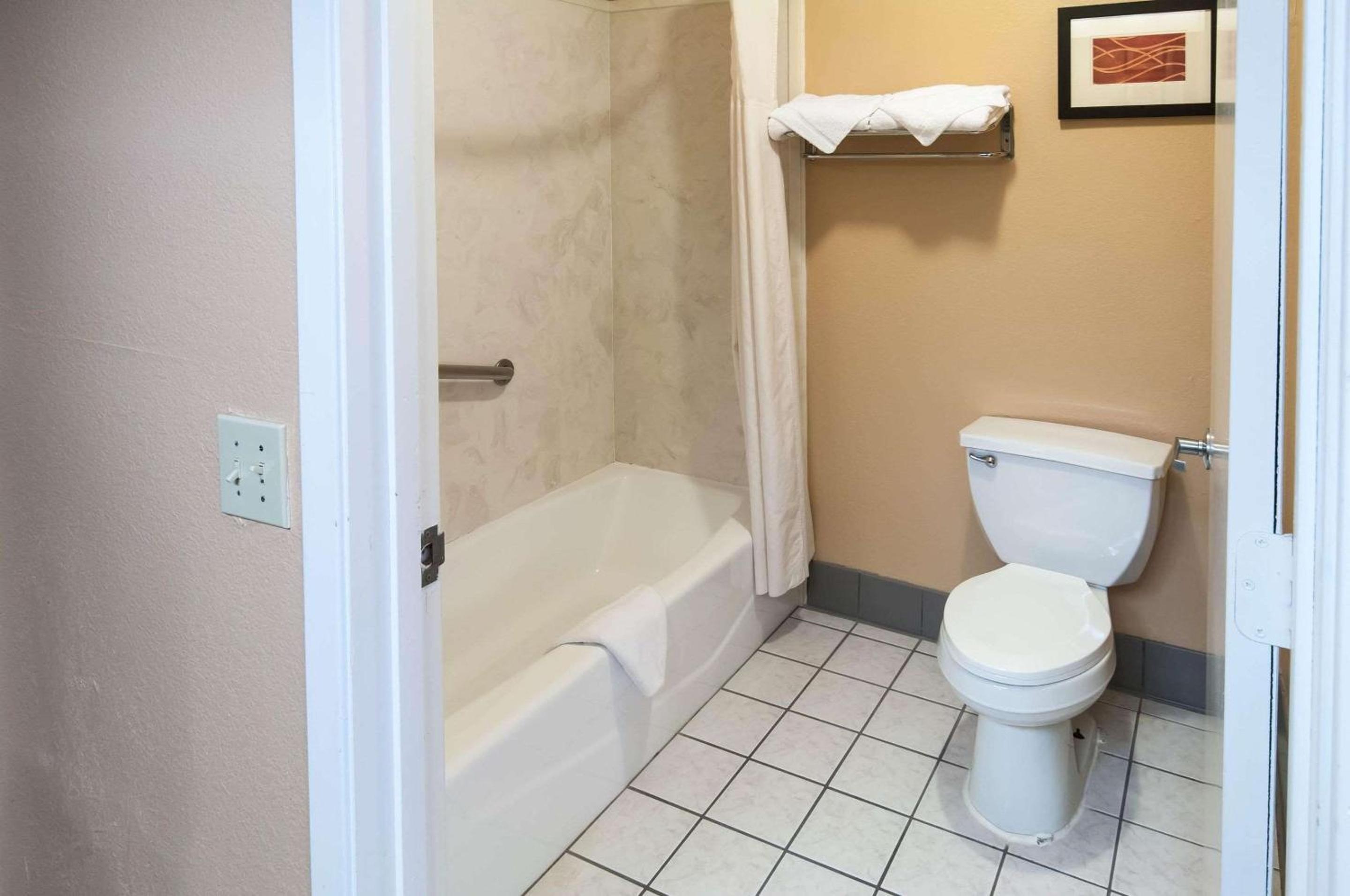 King Room - Non-Smoking - Photo 3