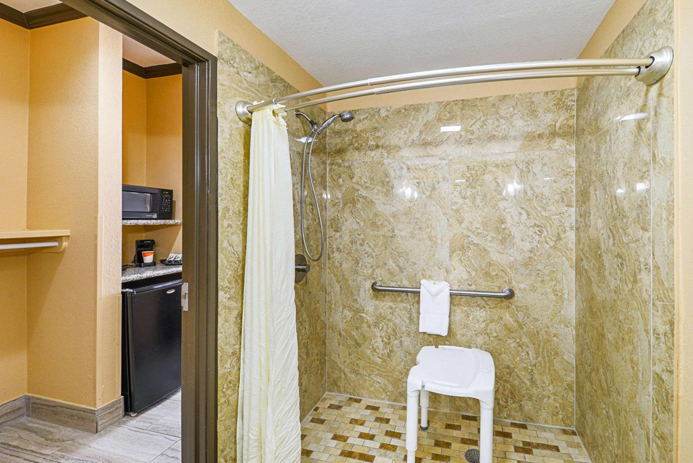 Queen Room with Two Queen Beds - Accessible/Non-Smoking  - Photo 4