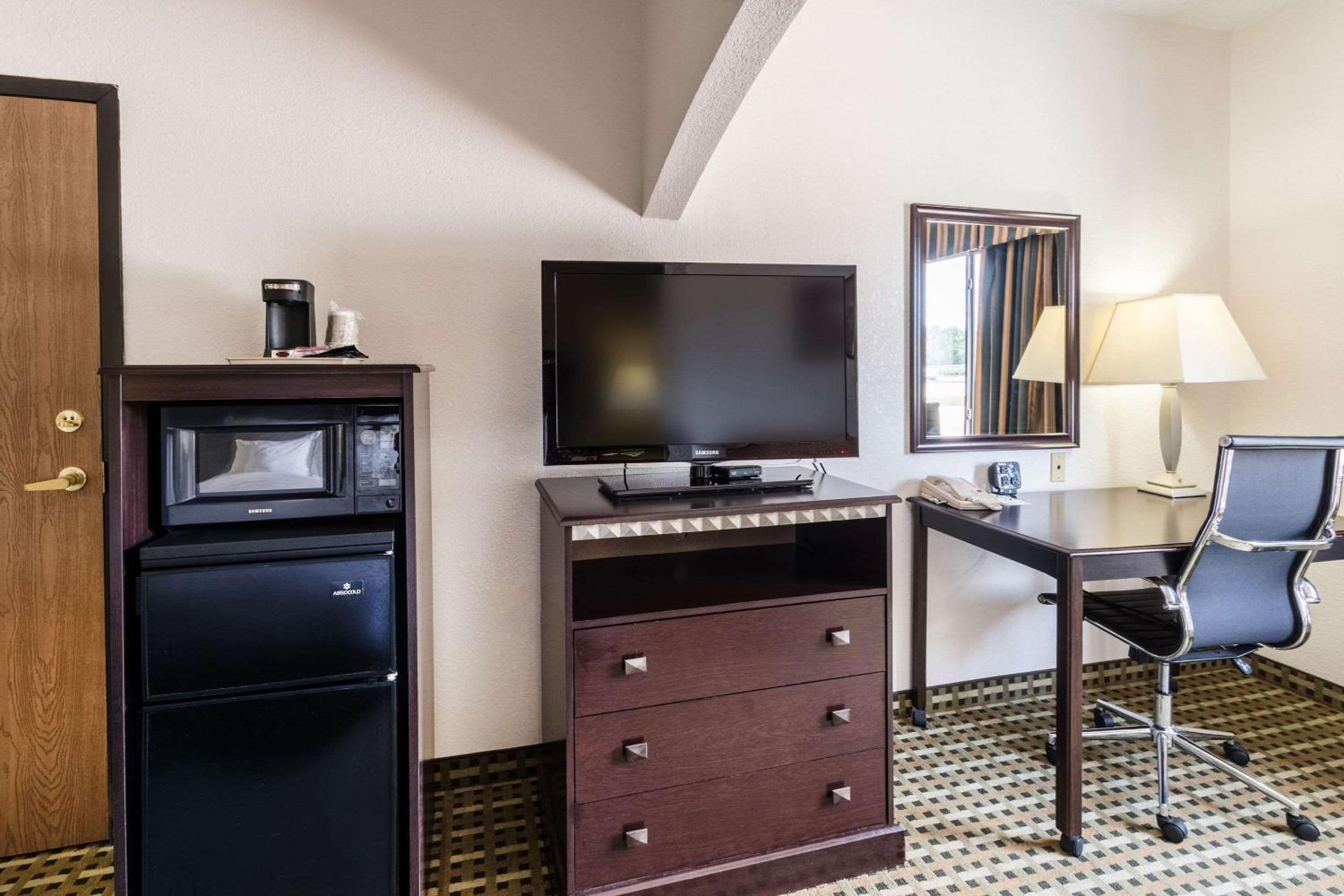 Queen Suite - Non-Smoking - Photo 1