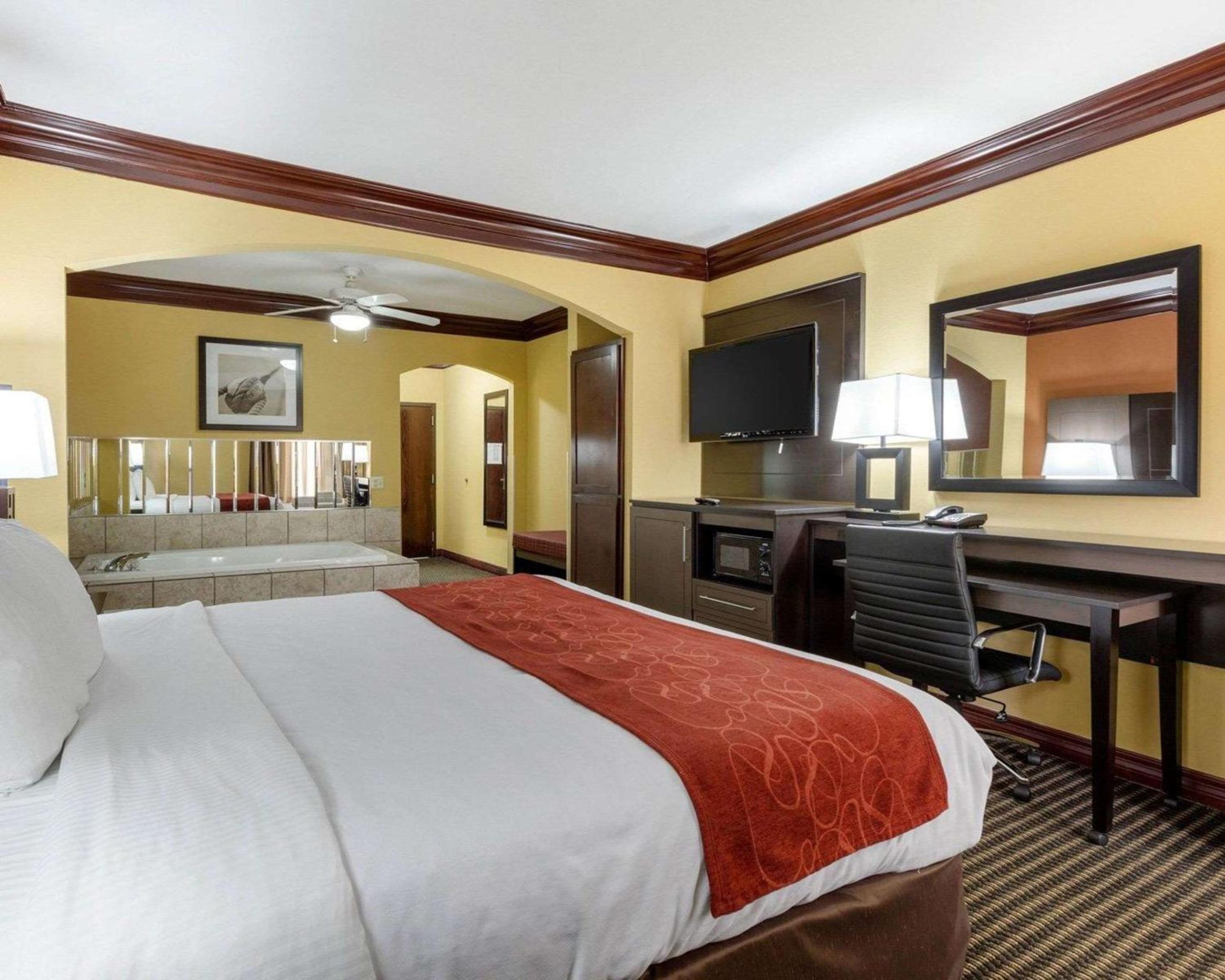 King Suite - Non-Smoking - Photo 4