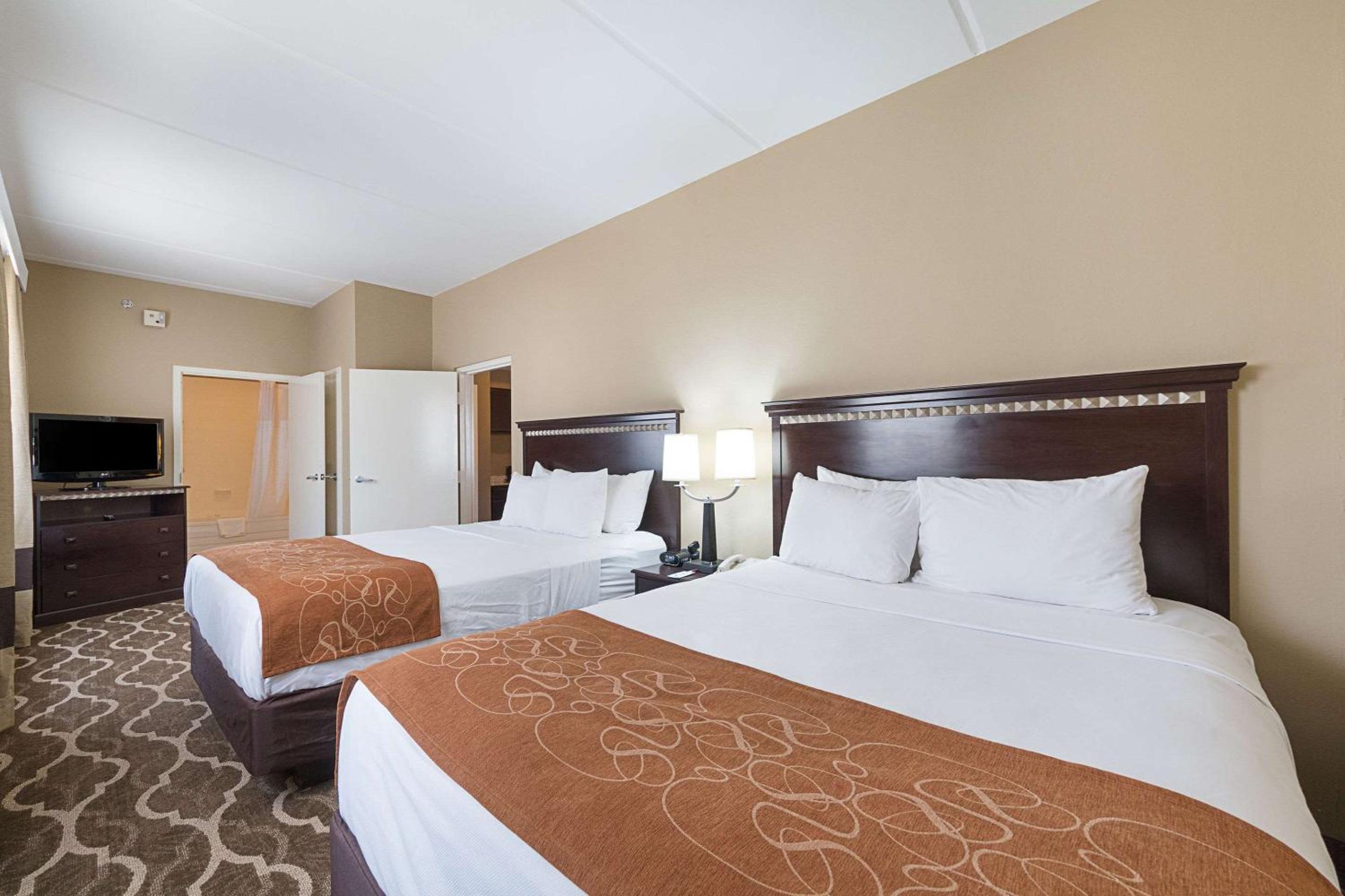 Queen Suite with Two Queen Beds - Non-Smoking - Photo 8