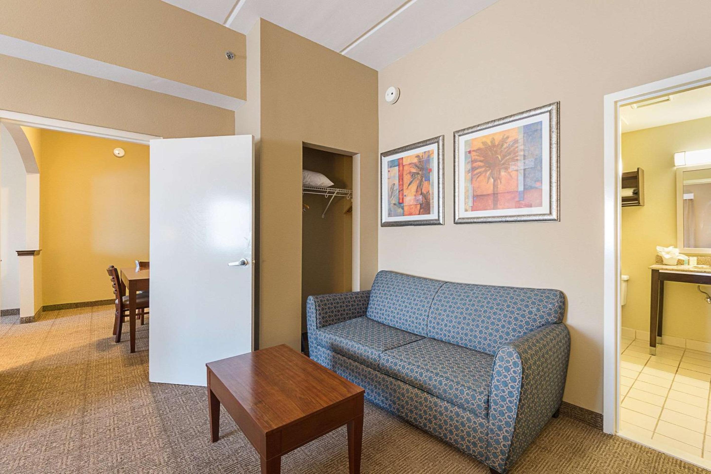 Family Suite - Non-Smoking - Photo 2