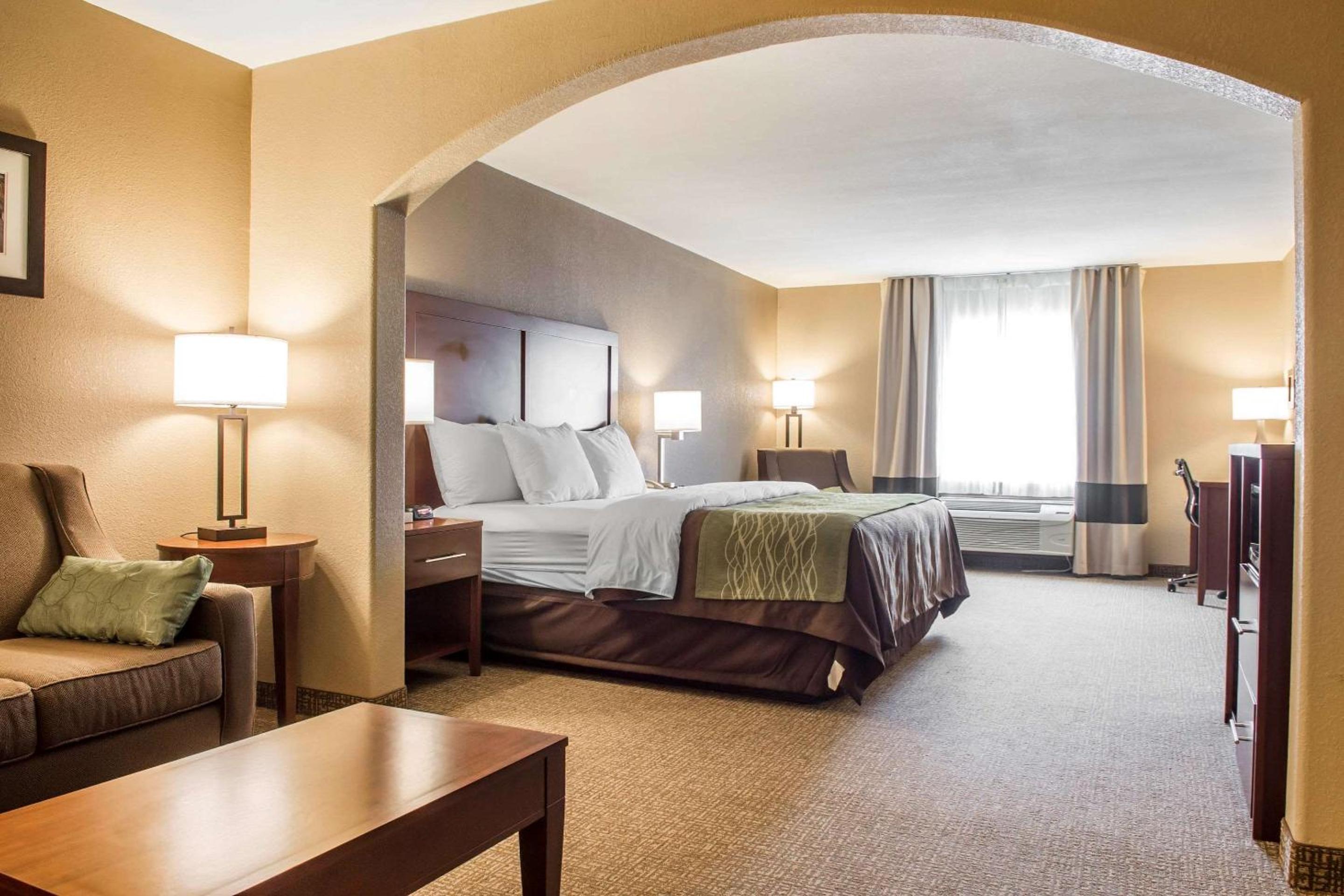 King Suite - Non-Smoking - Photo 1
