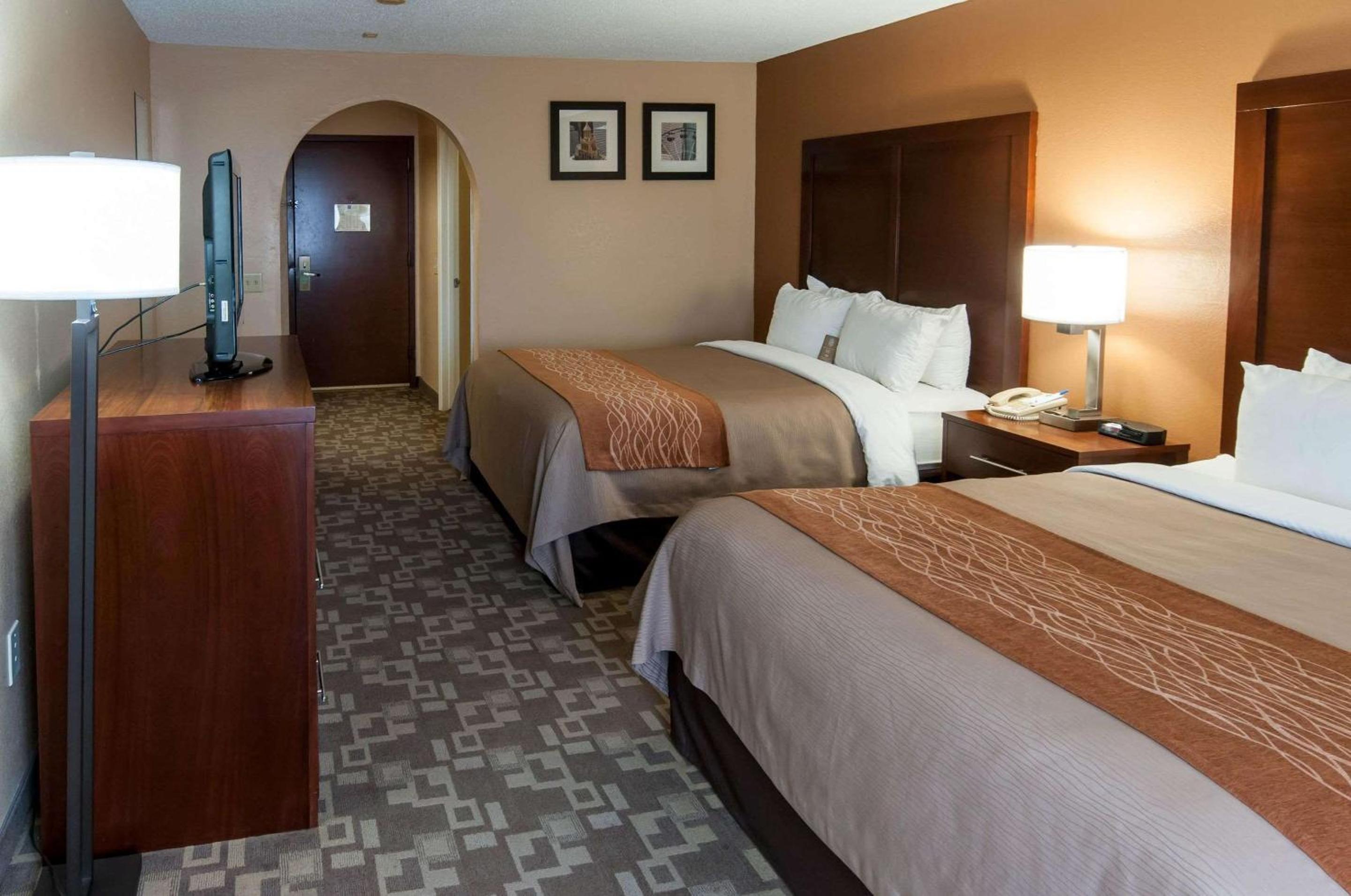 Queen Room with Two Queen Beds - Non-Smoking - Photo 4