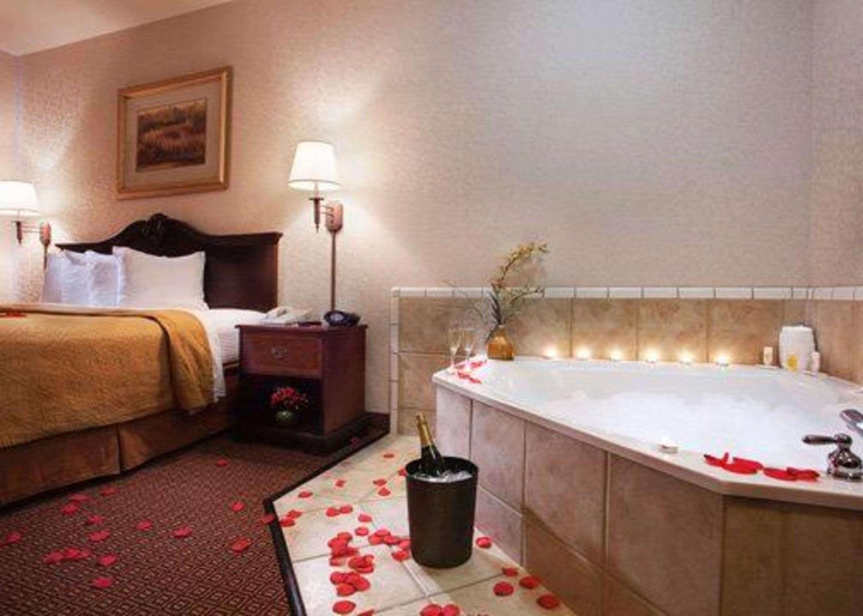 King Room with Hot Tub - Accessible/Non-Smoking - Photo 2