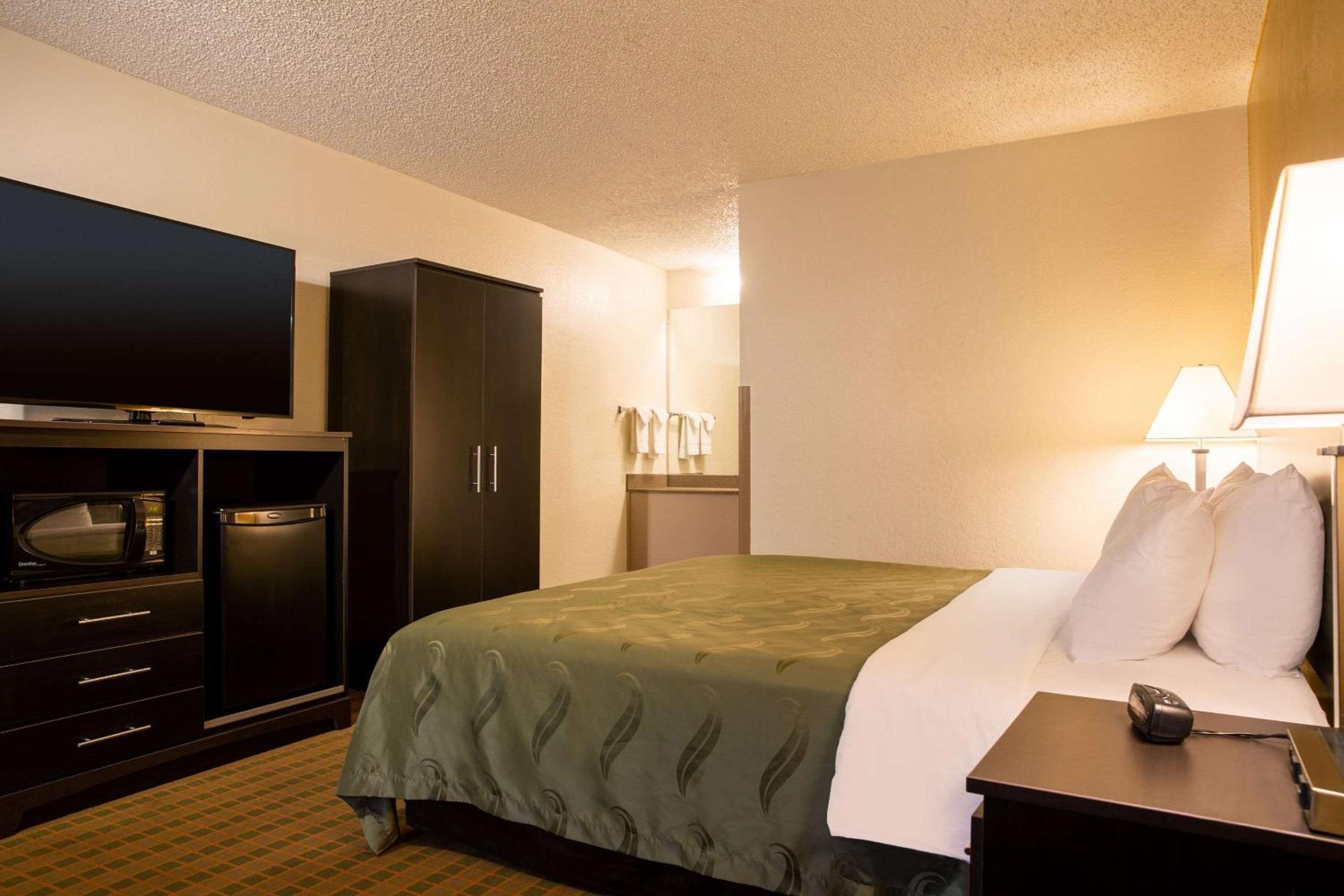 King Room - Non-Smoking - Photo 5