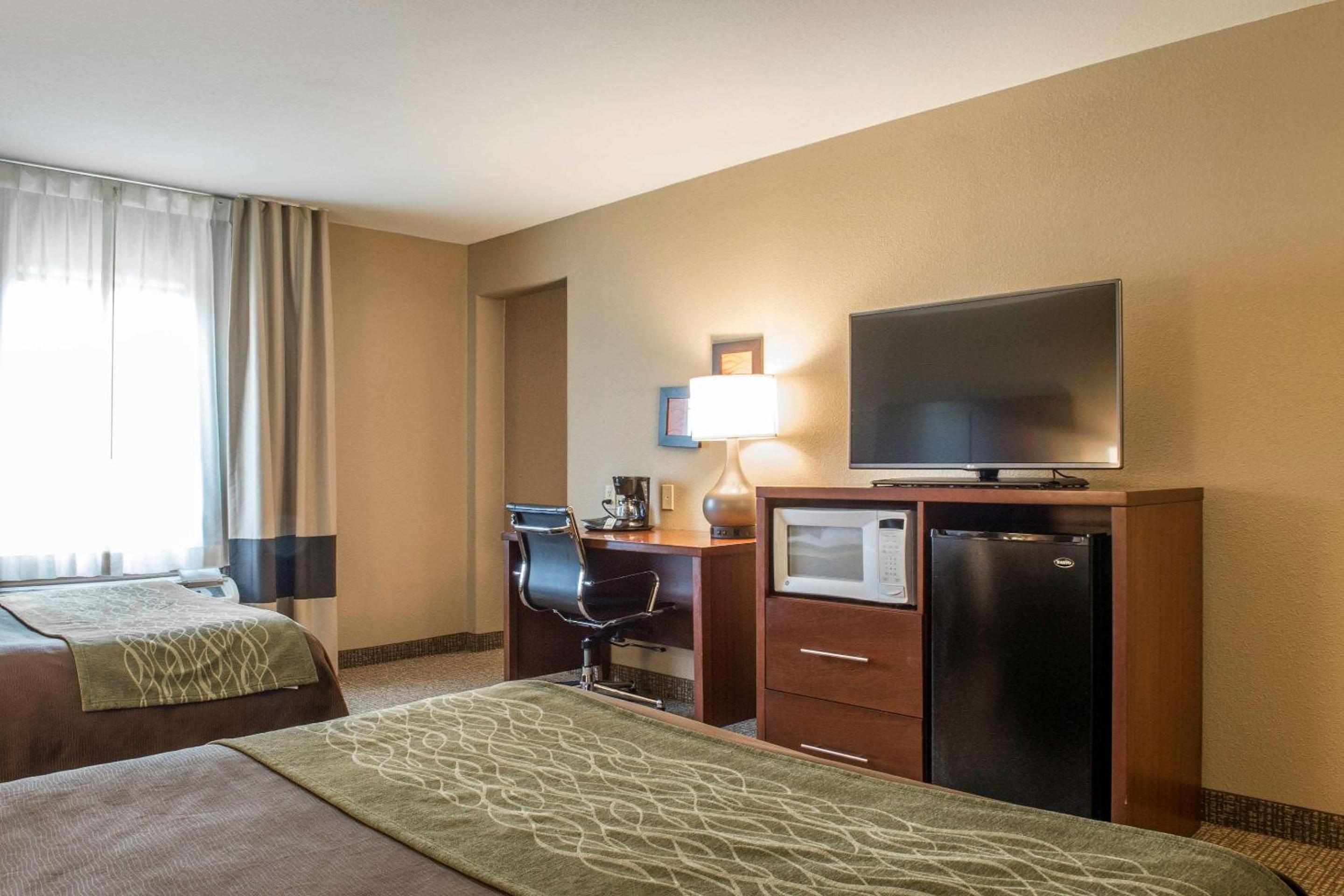 Queen Suite with Two Queen Beds - Non-Smoking - Photo 1