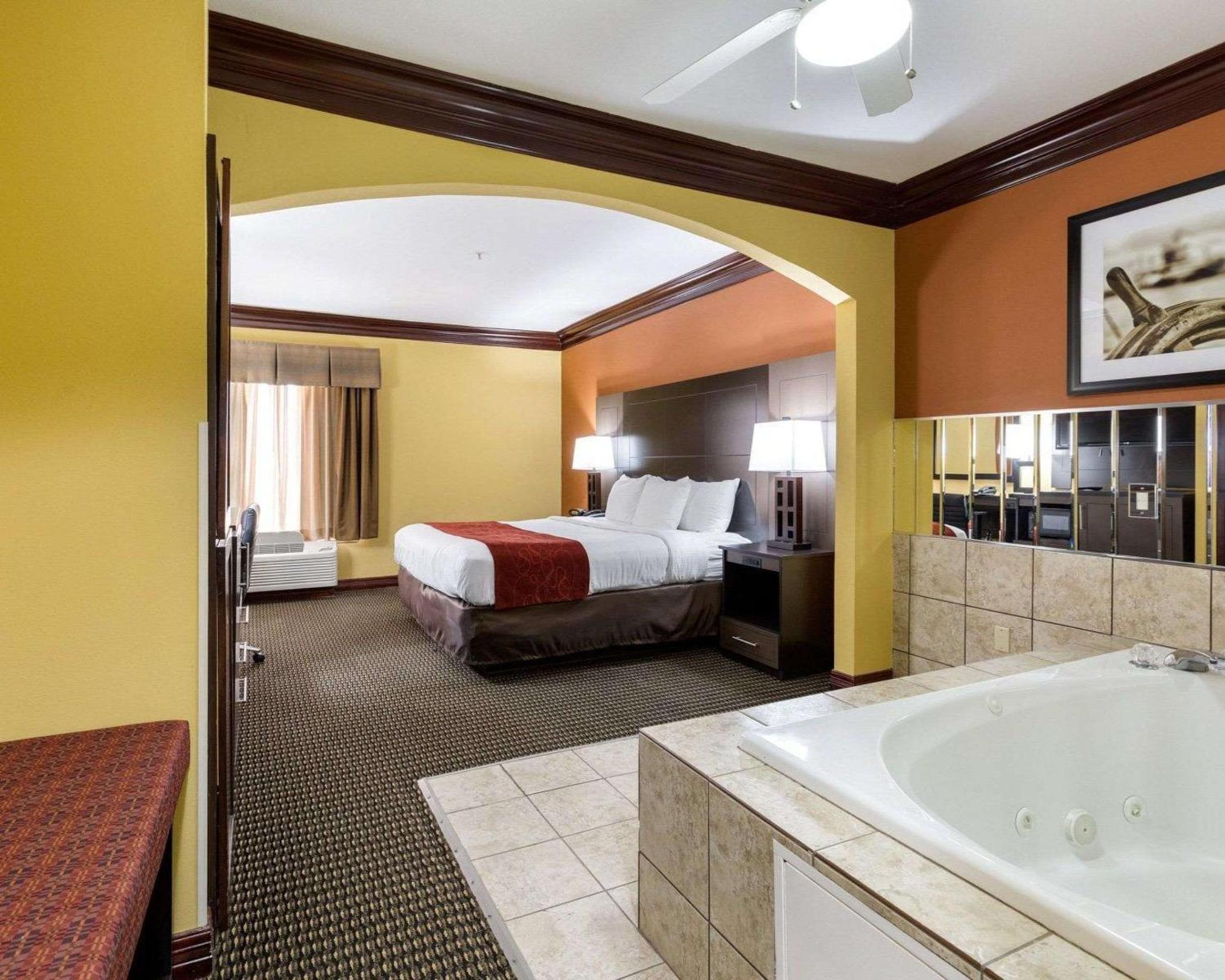 King Suite - Non-Smoking - Photo 1
