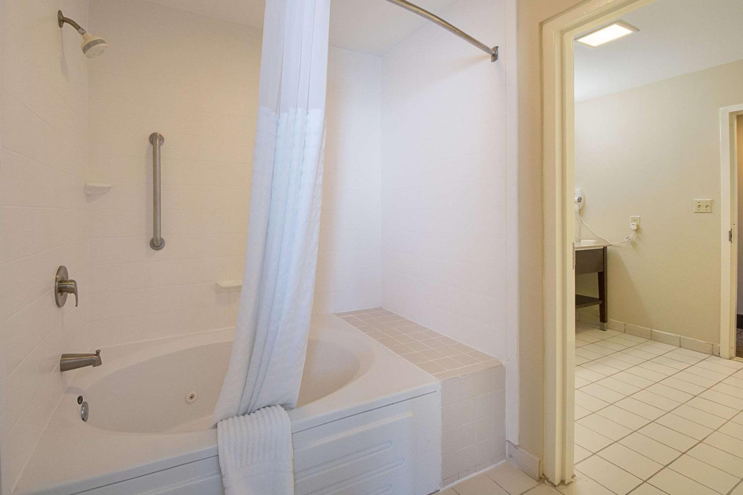 Queen Suite with Two Queen Beds - Non-Smoking - Photo 6