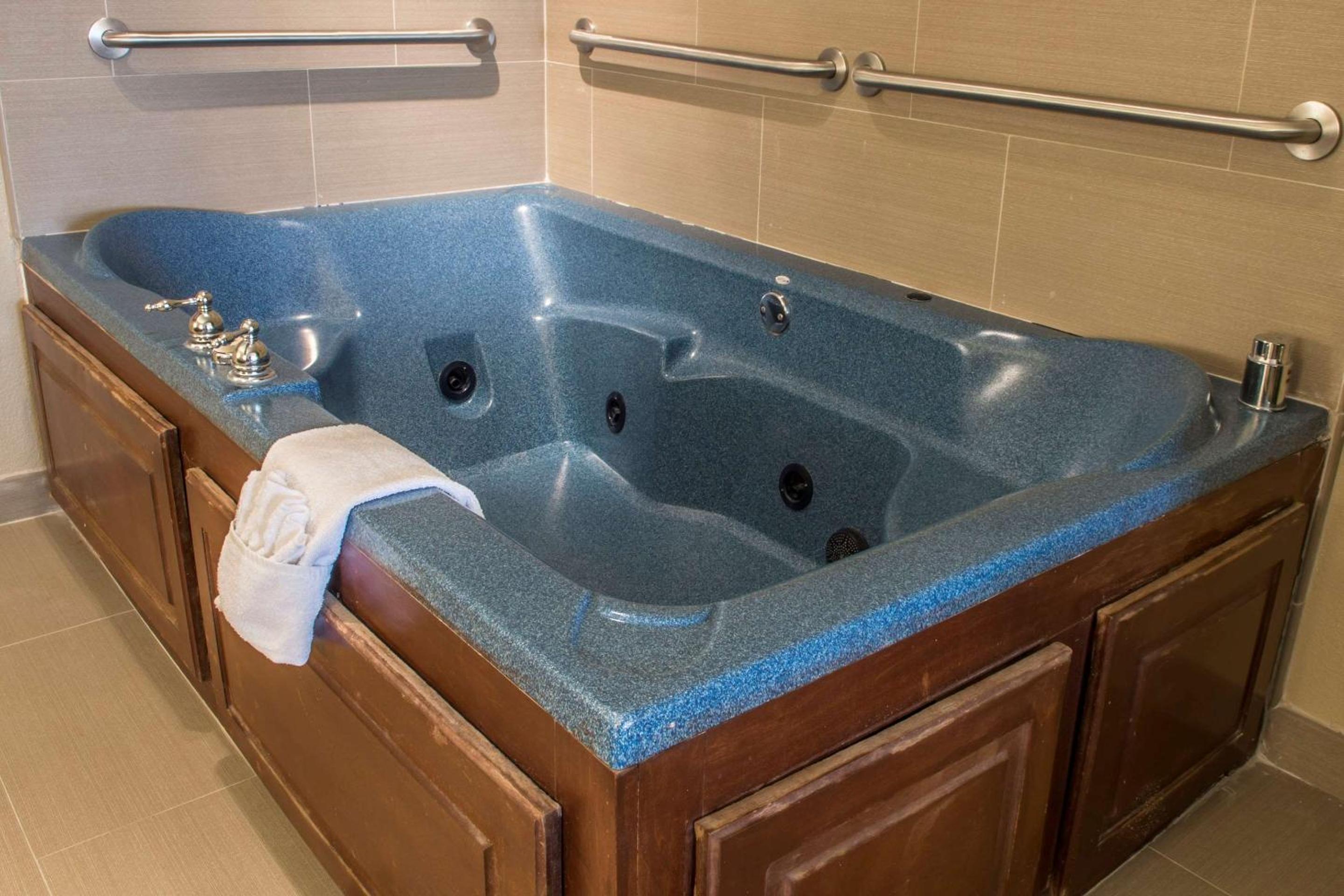 King Room with Whirlpool Bath - Accessible/Non-Smoking - Photo 5