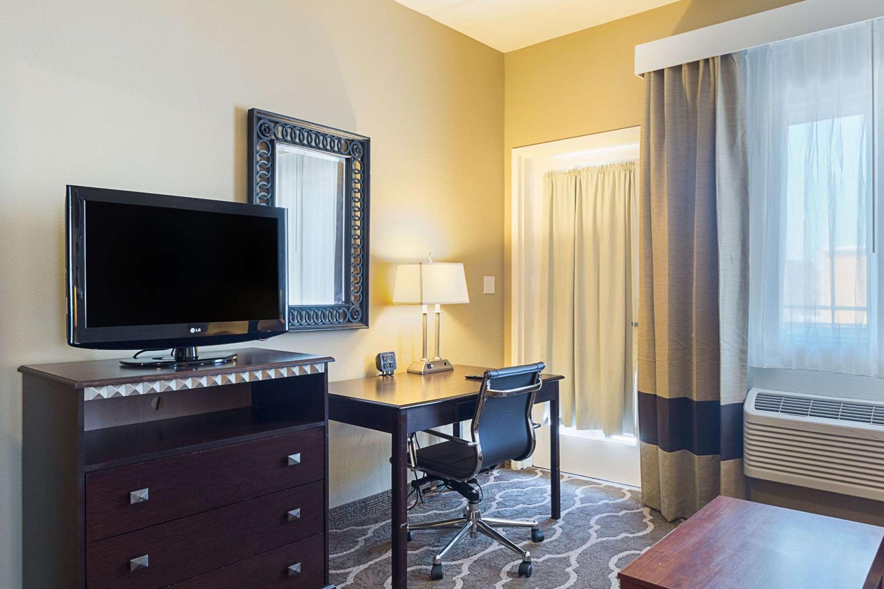 Business King Suite - Non-Smoking - Photo 4