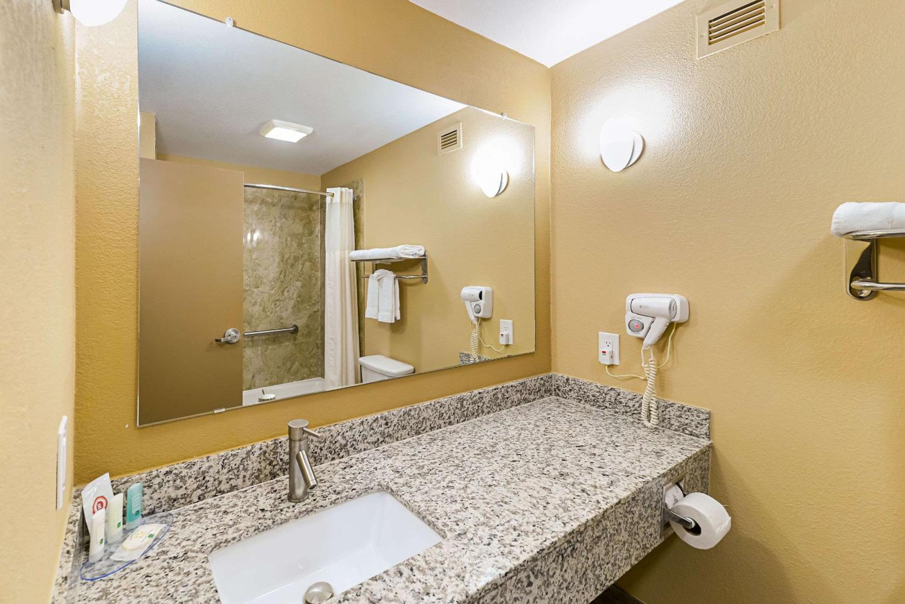 King Suite - Non-Smoking - Photo 2