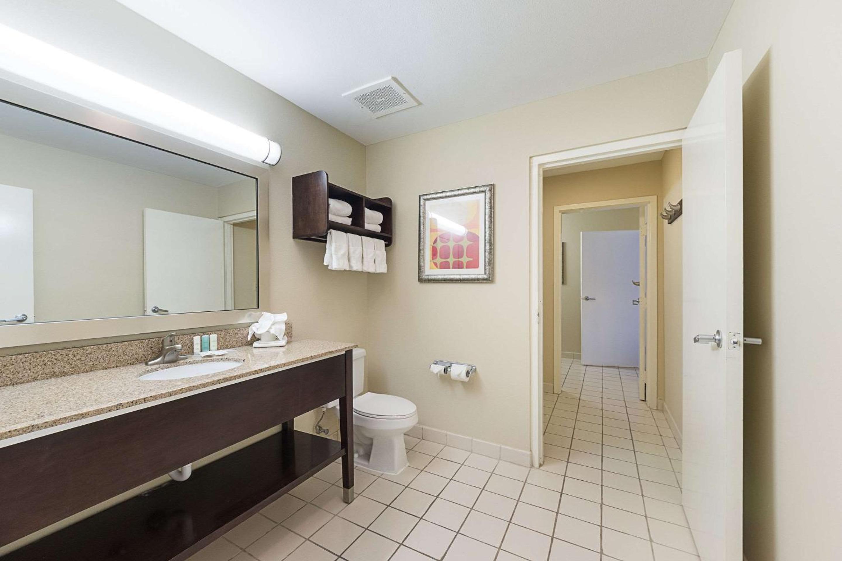 Family Suite - Non-Smoking - Photo 4
