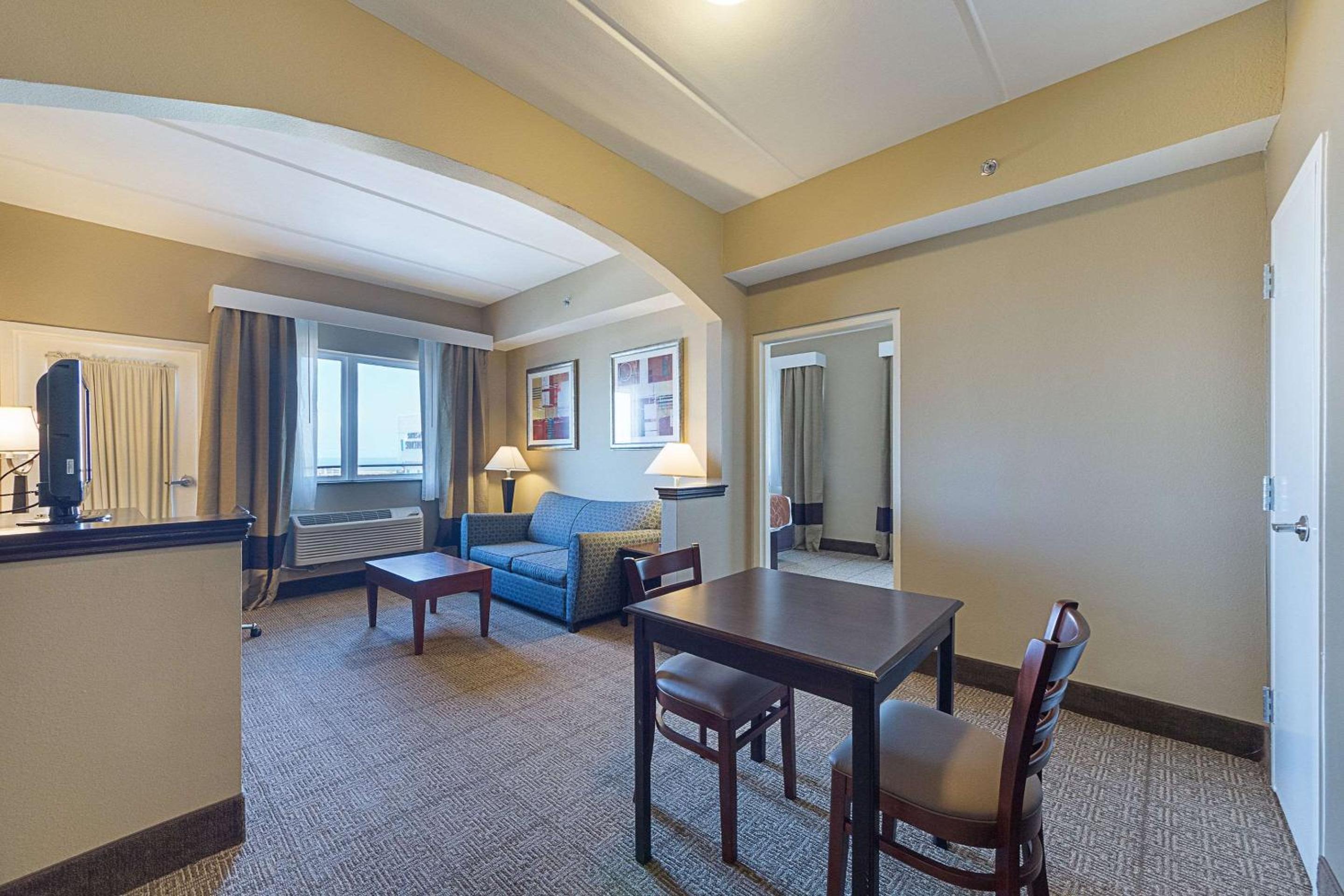 Business King Suite - Non-Smoking - Photo 5