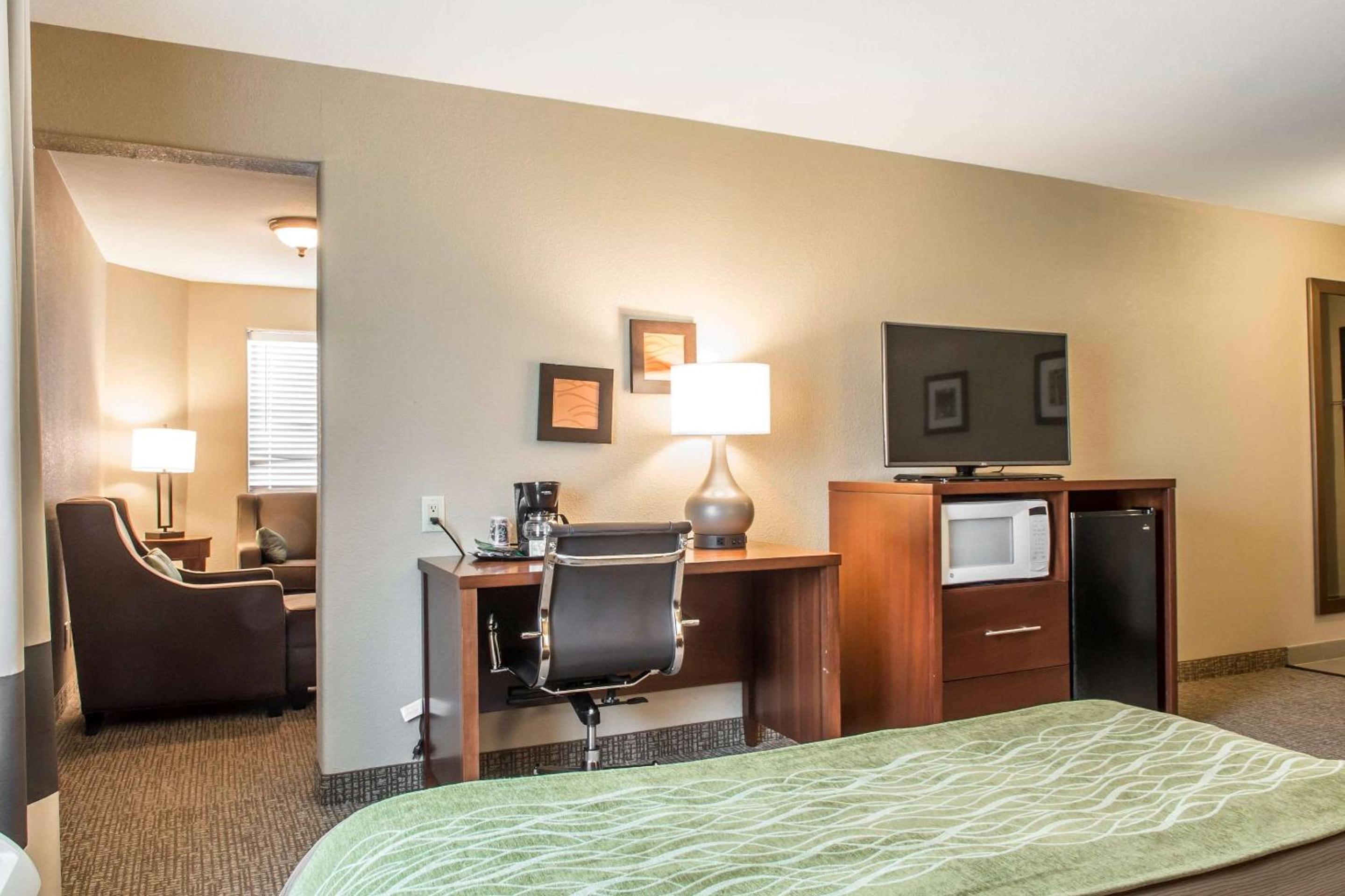 Queen Suite with Two Queen Beds - Non-Smoking - Photo 2