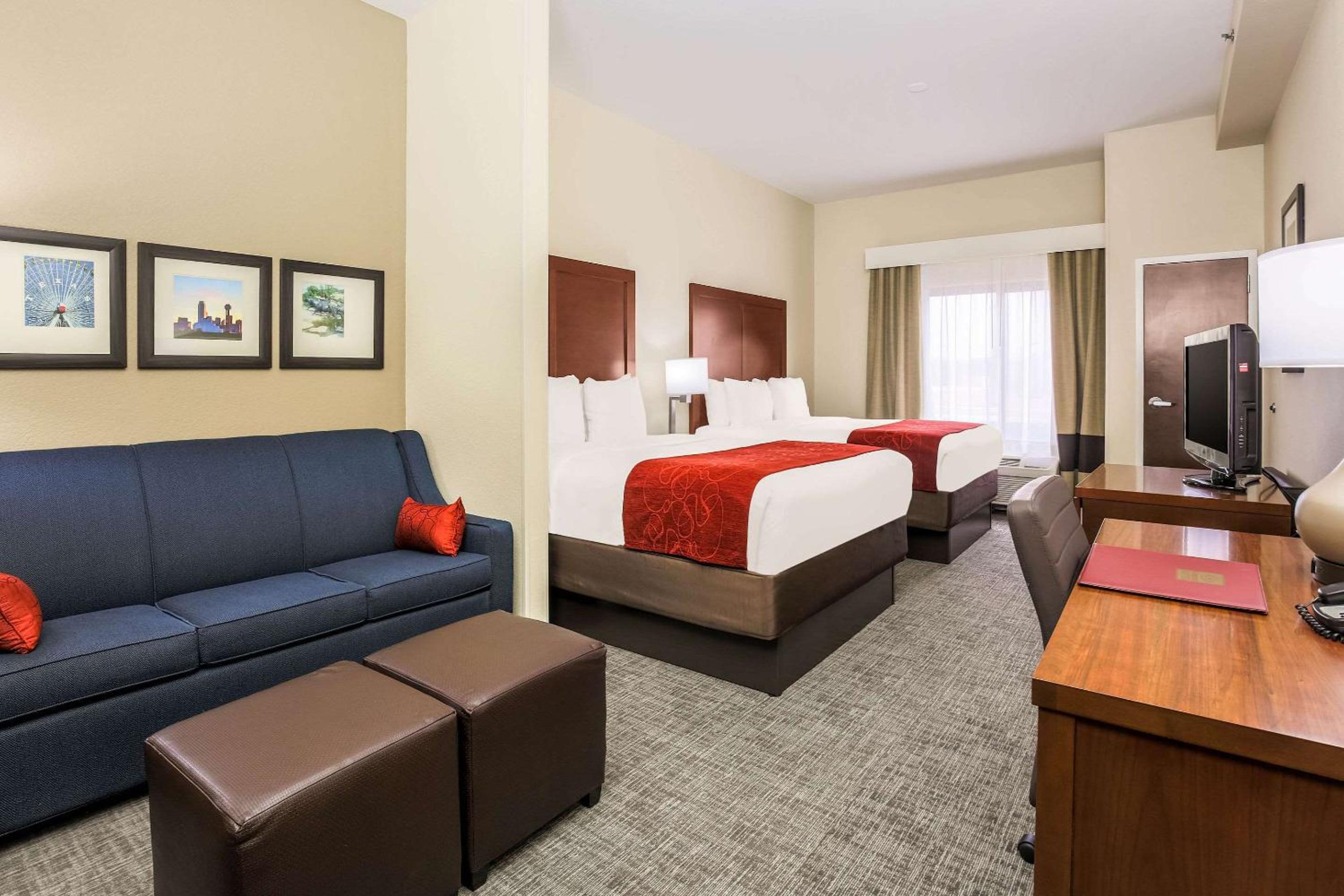 Queen Suite with Two Queen Beds and Sofa Bed - Non-Smoking - Photo 3